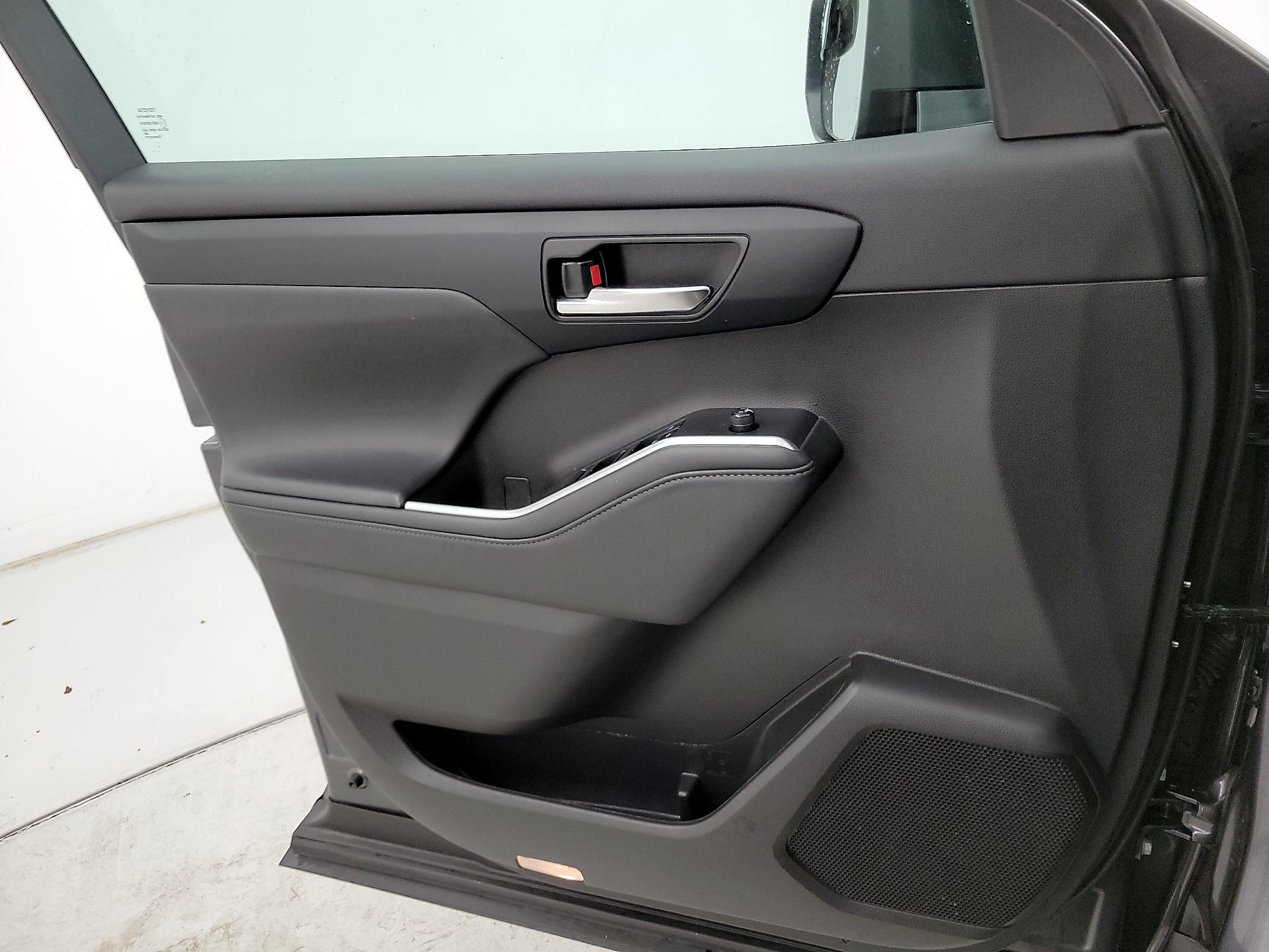 Thumbnail: 2022 Toyota Highlander - 12