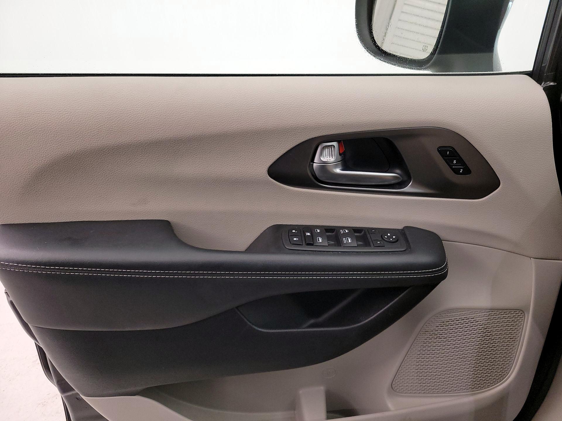 Thumbnail: 2023 Chrysler Pacifica - 12