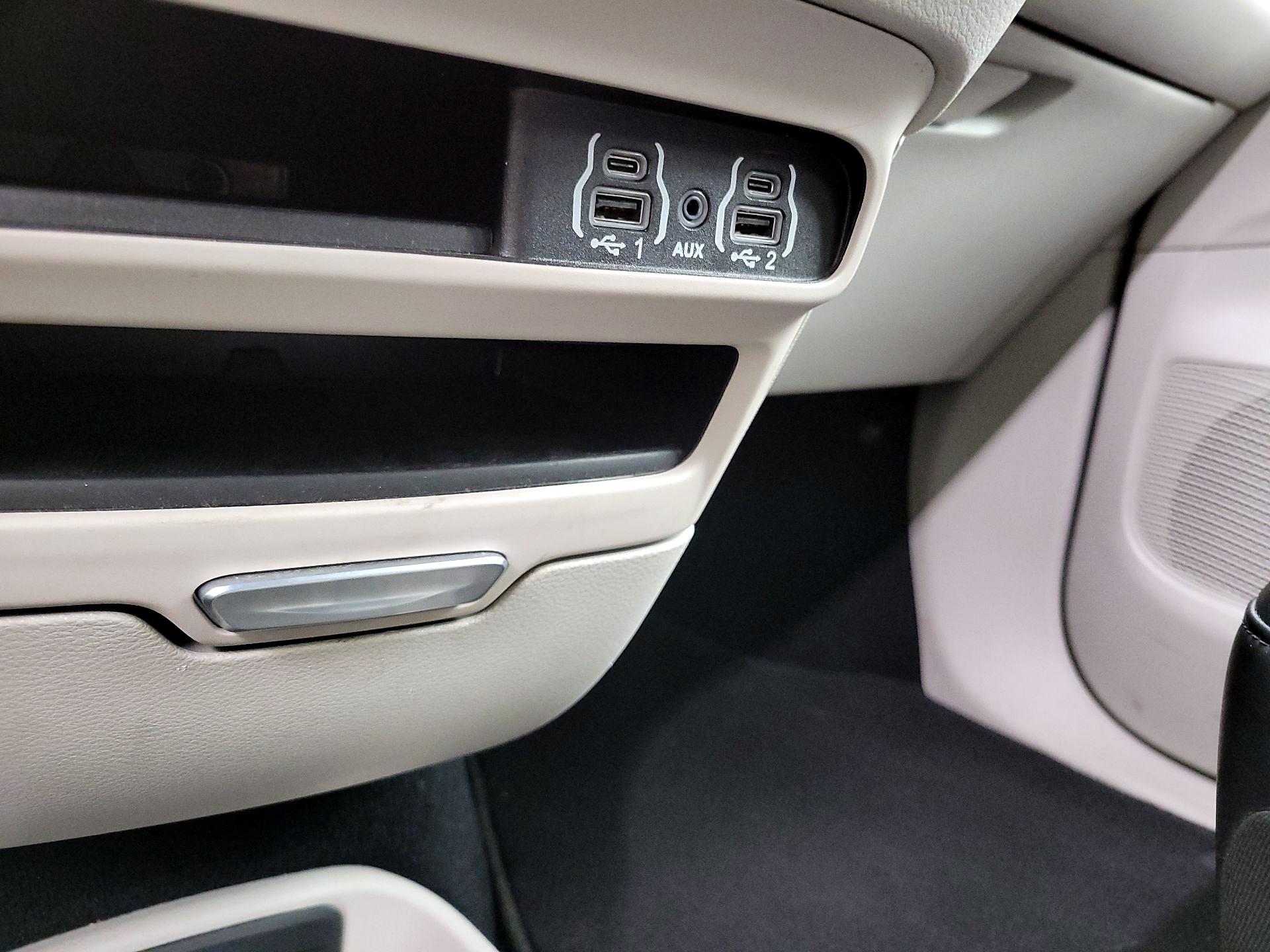 Thumbnail: 2023 Chrysler Pacifica - 18