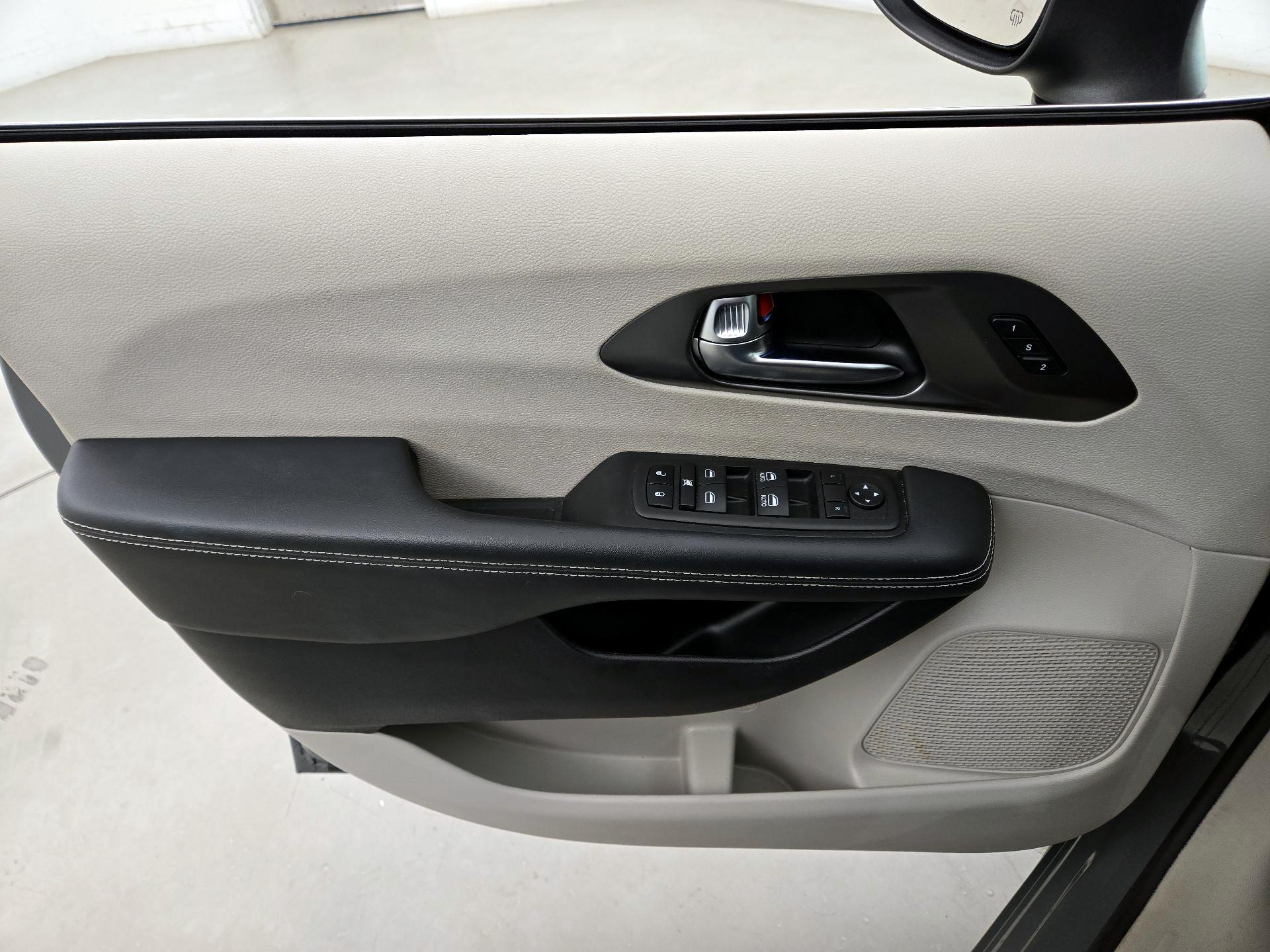 Thumbnail: 2023 Chrysler Pacifica - 12