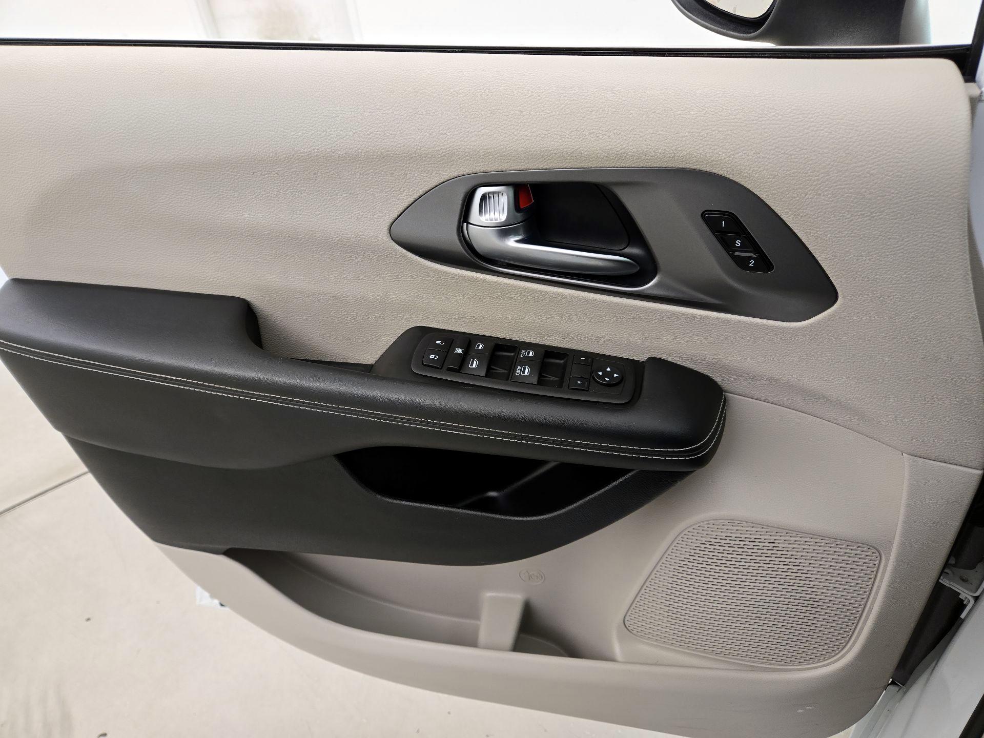 Thumbnail: 2023 Chrysler Pacifica - 12