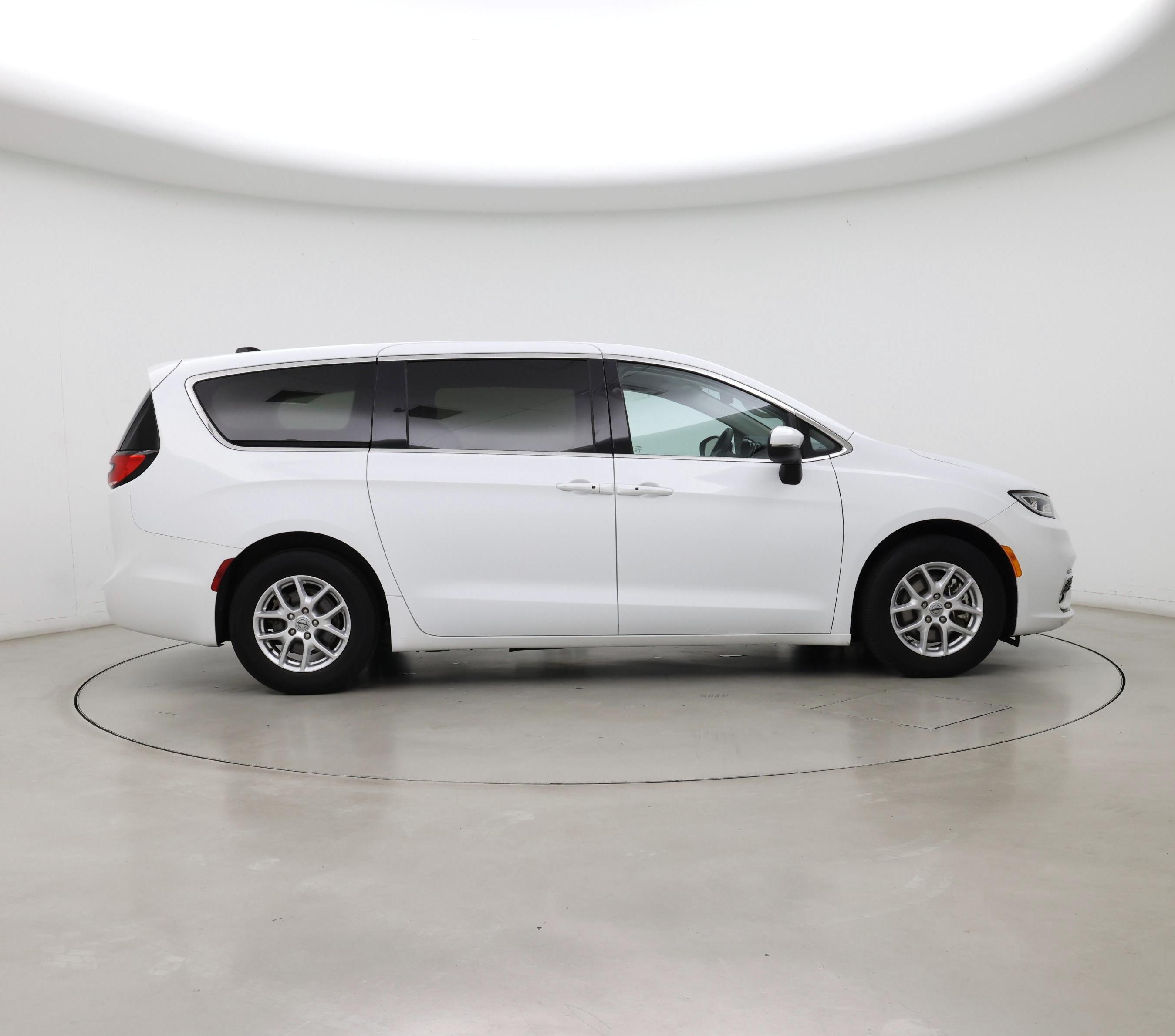 Thumbnail: 2023 Chrysler Pacifica - 7