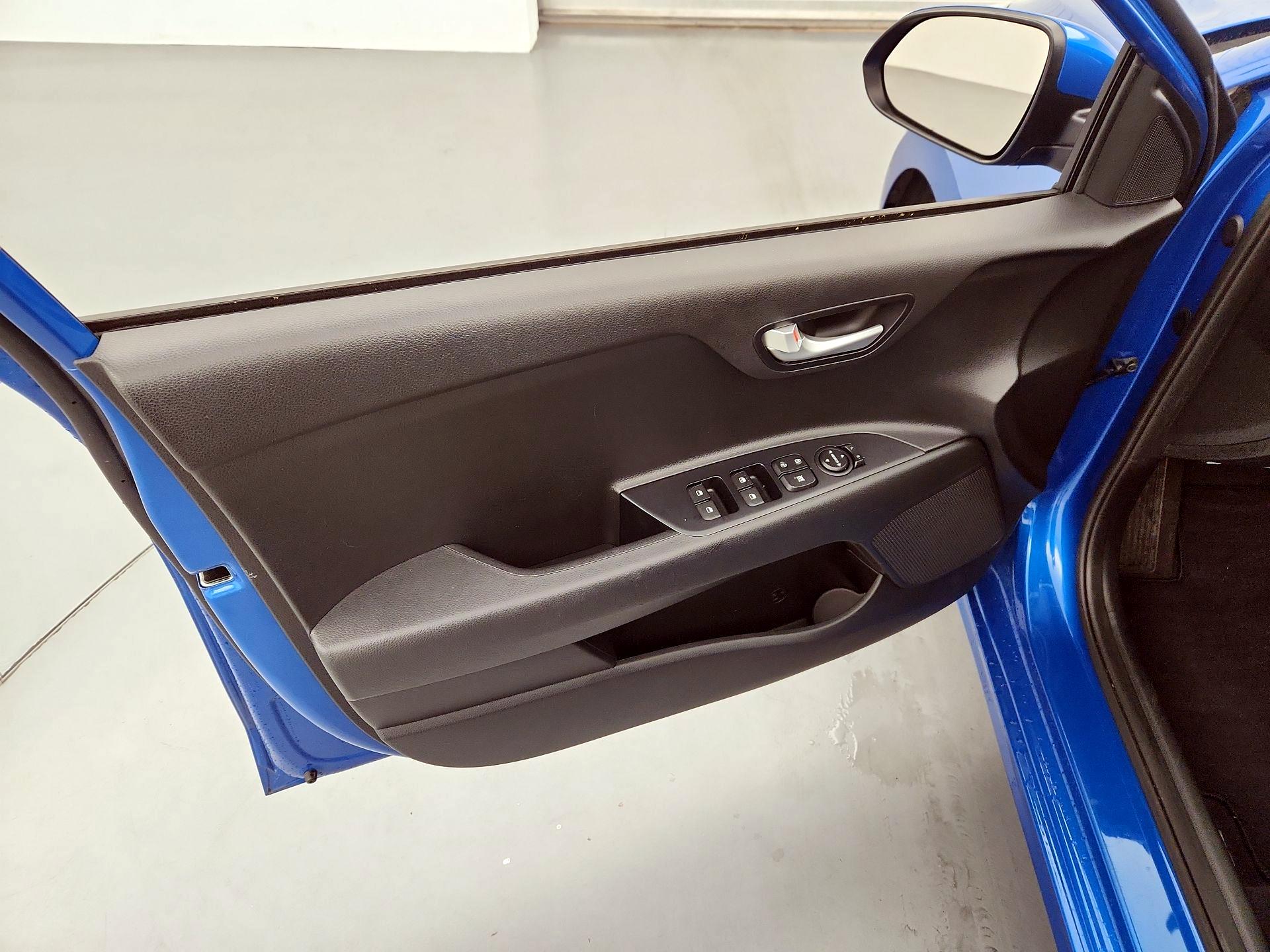 Thumbnail: 2021 Kia Rio - 12