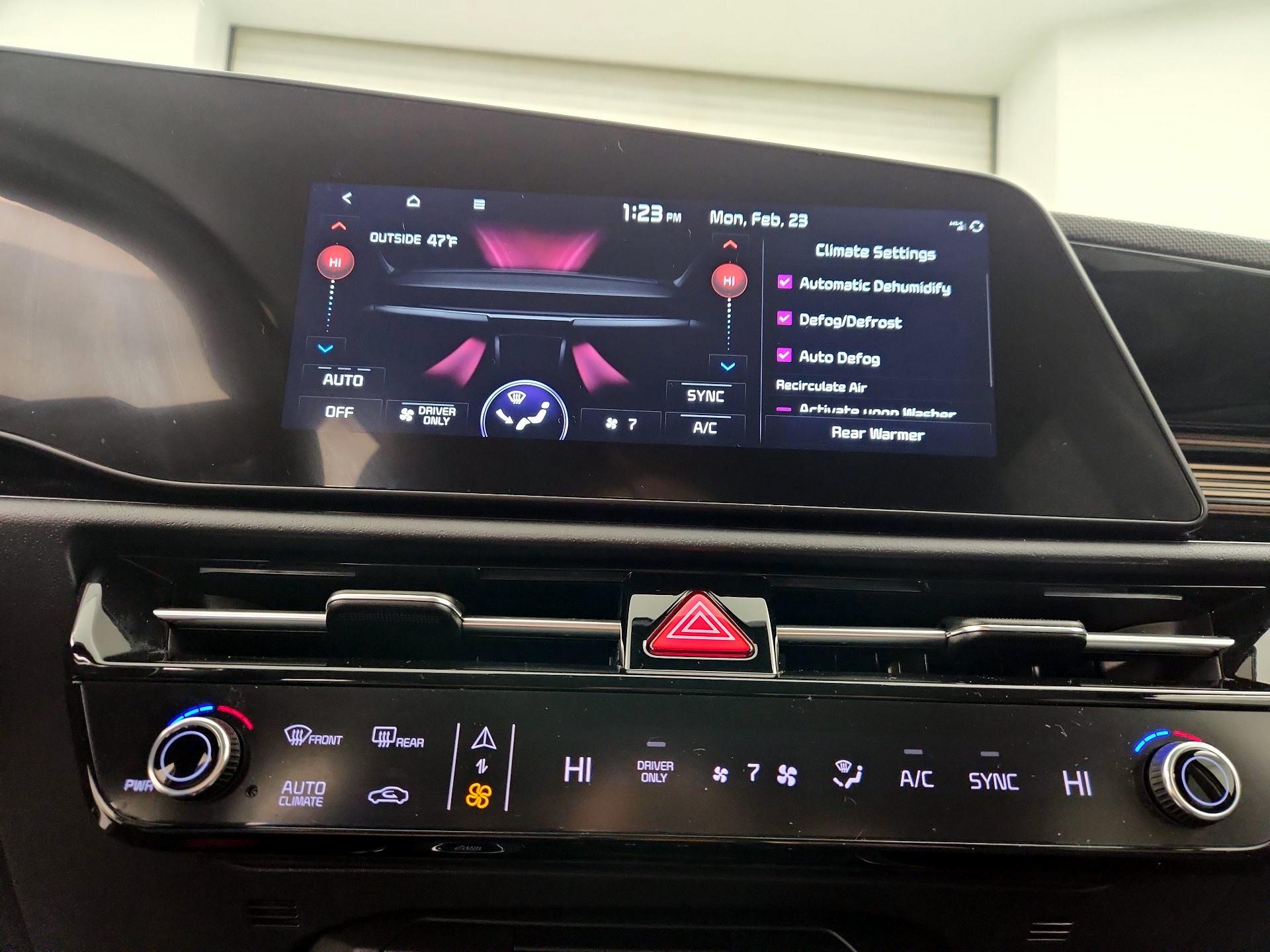 Thumbnail: 2023 Kia Niro - 17