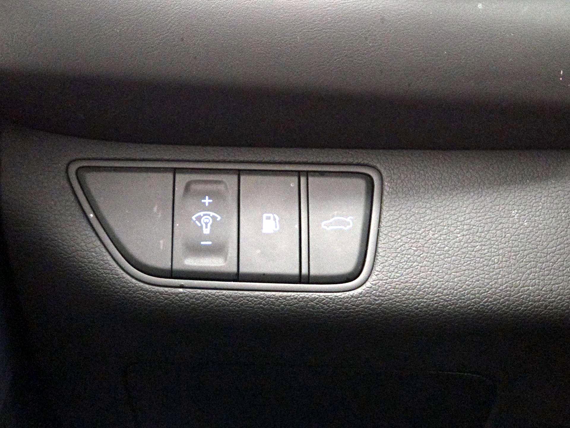 Thumbnail: 2022 Genesis G70 - 13