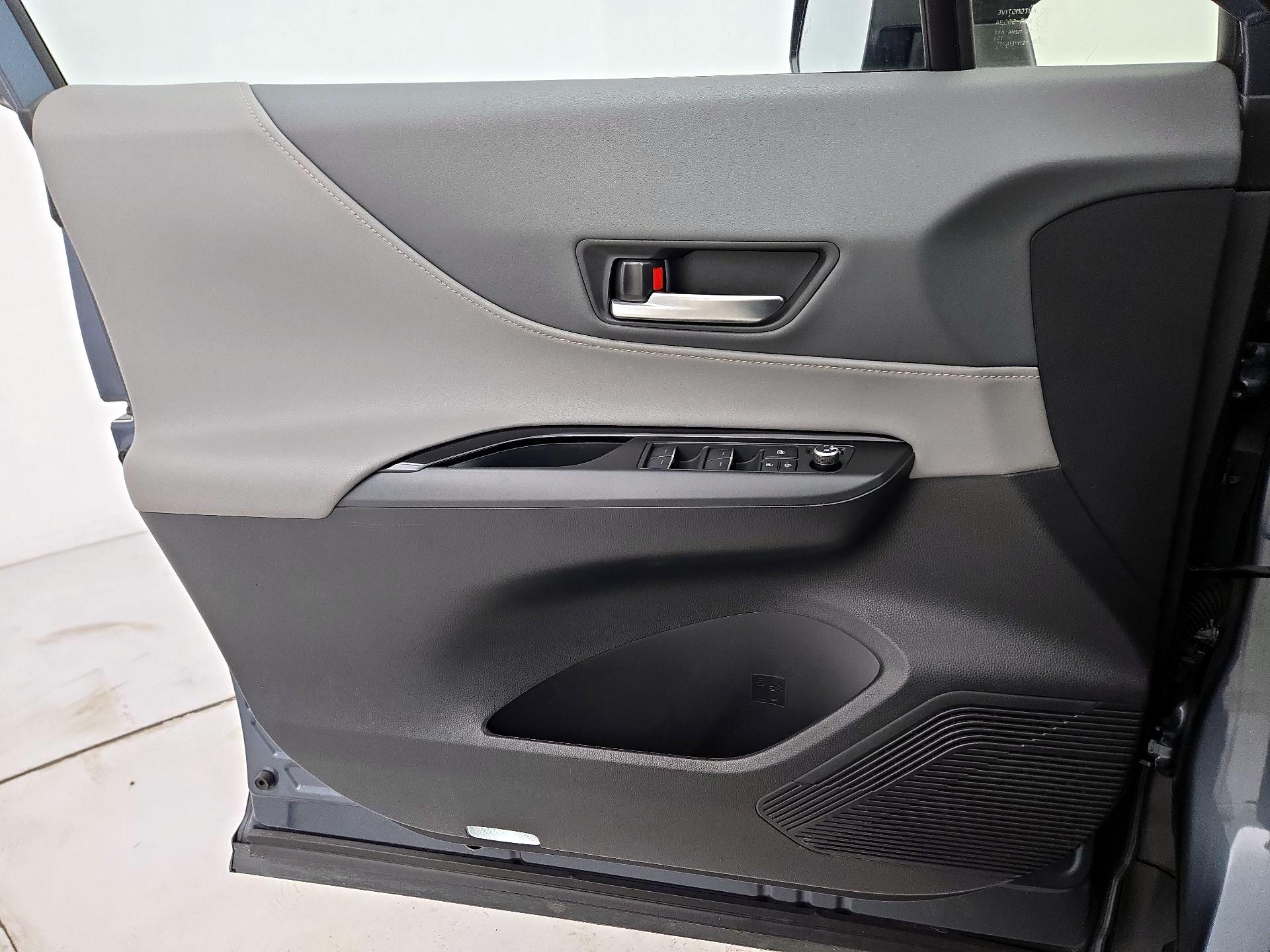 Thumbnail: 2023 Toyota Venza - 12