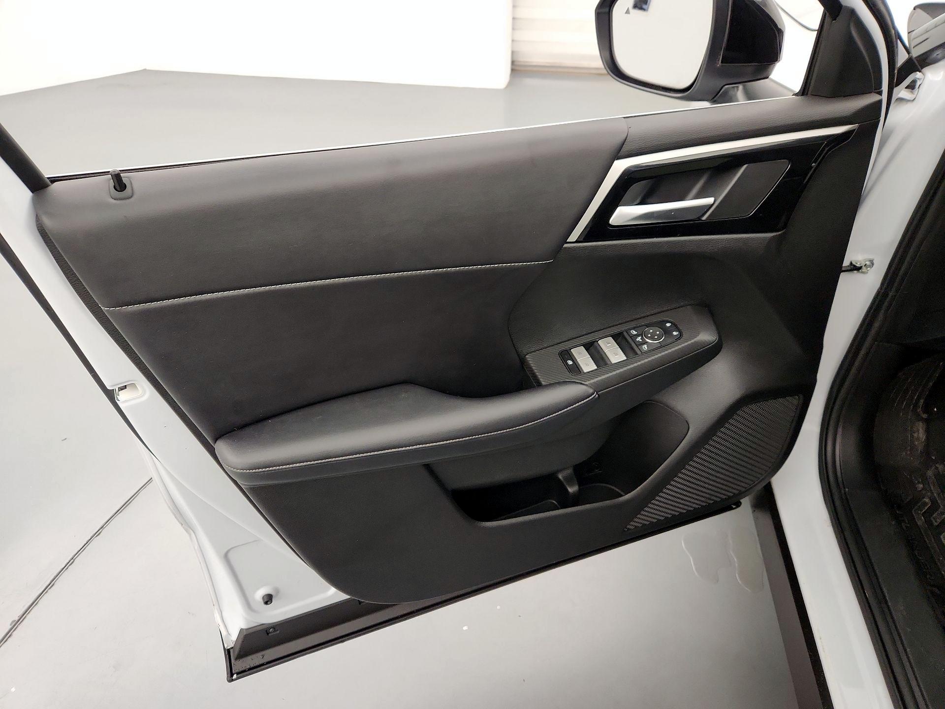 Thumbnail: 2024 Mitsubishi Outlander - 12