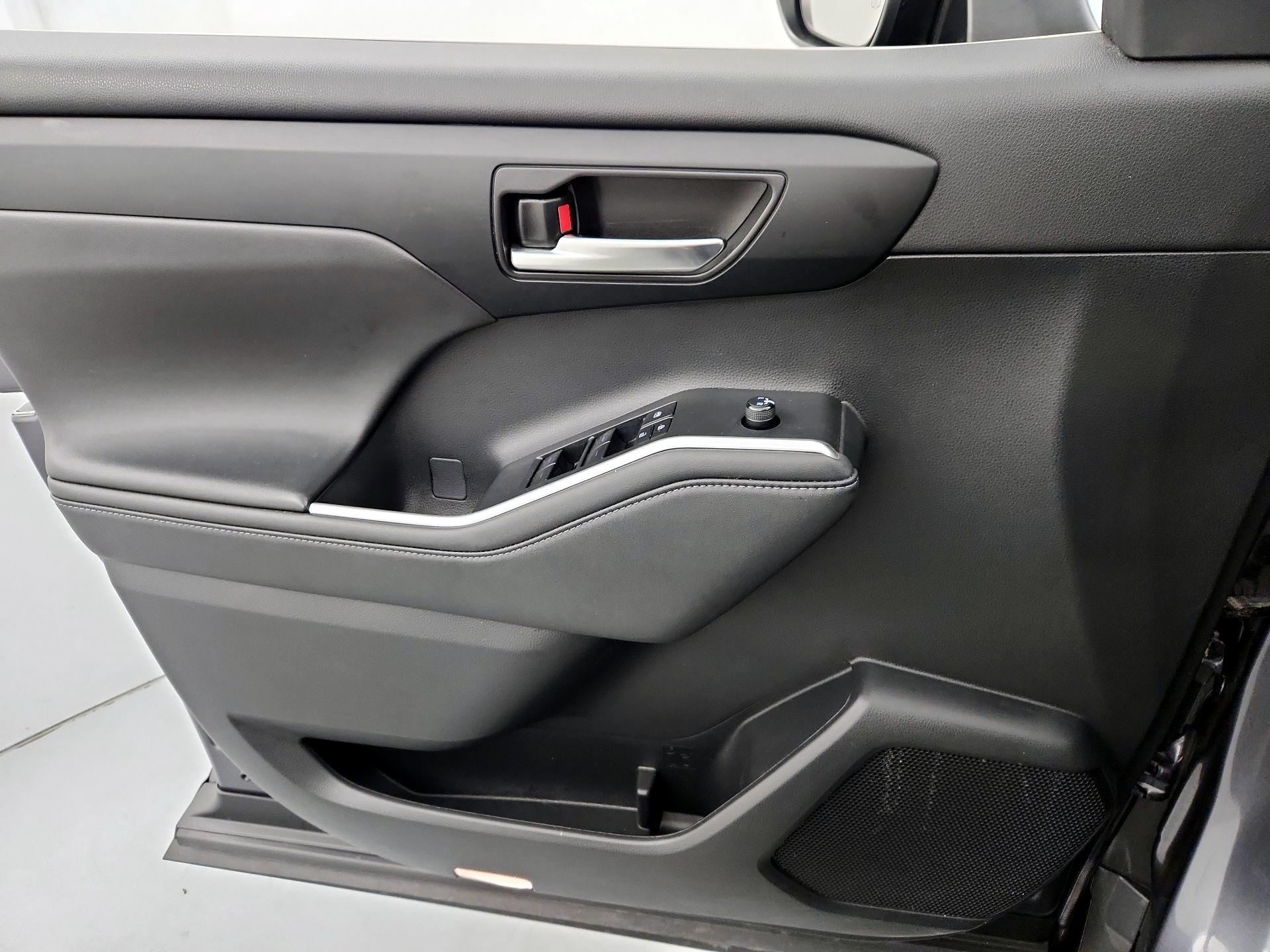 Thumbnail: 2022 Toyota Highlander - 12