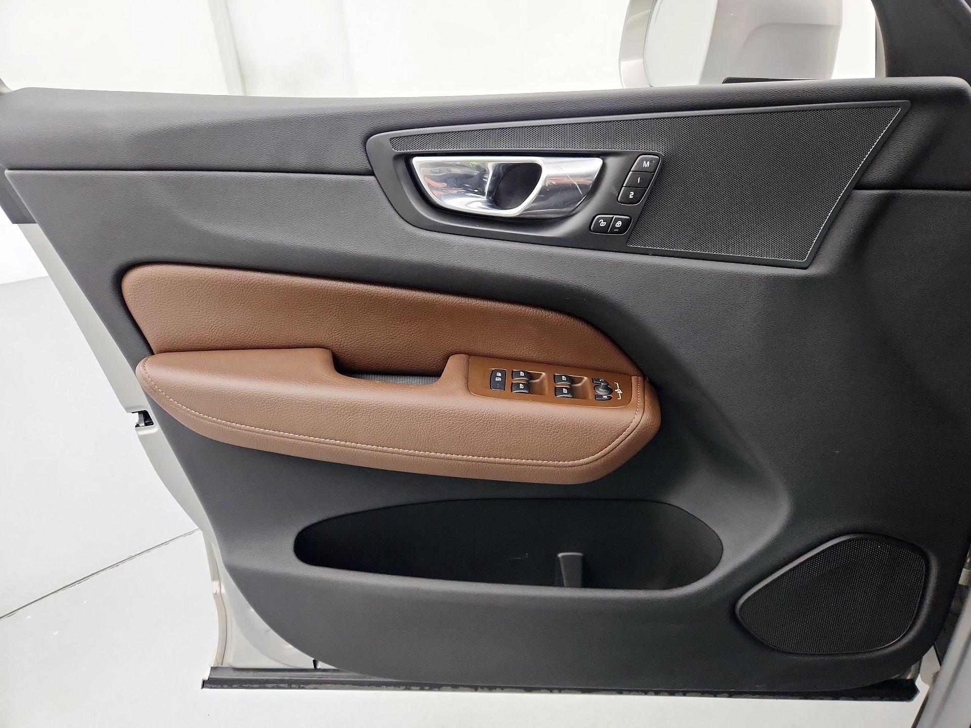 Thumbnail: 2022 Volvo XC60 - 12