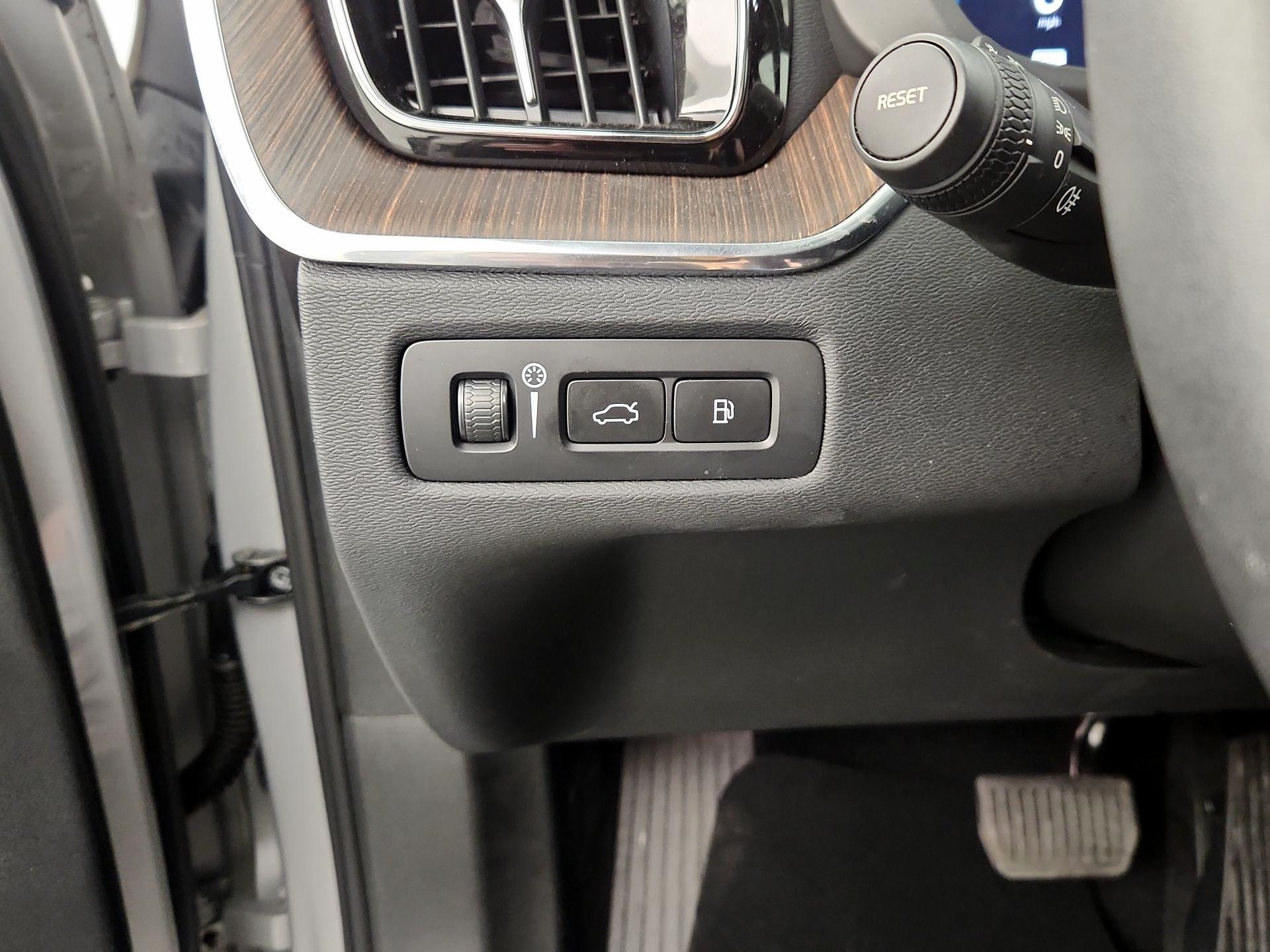 Thumbnail: 2022 Volvo XC60 - 13