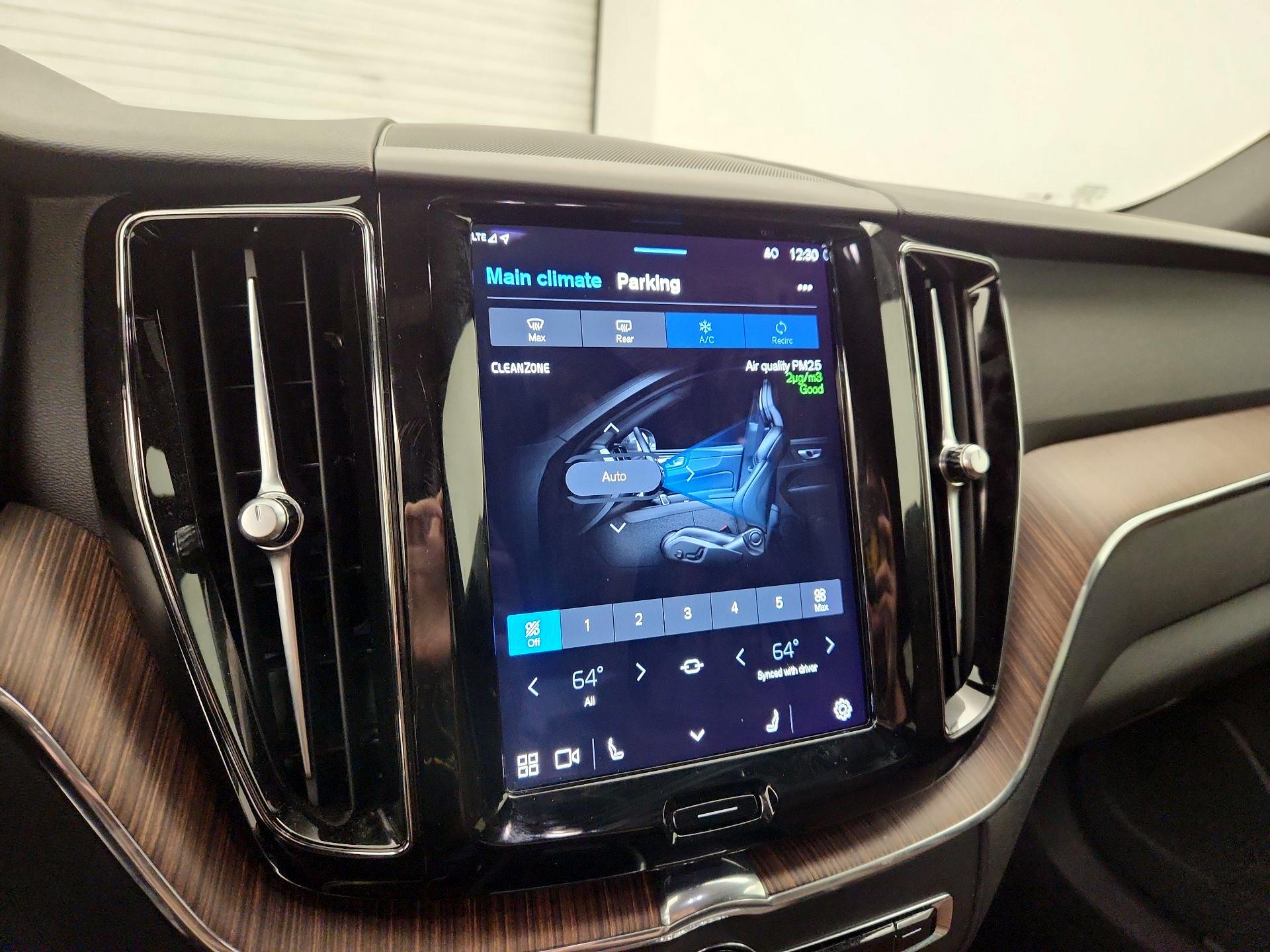 Thumbnail: 2022 Volvo XC60 - 16