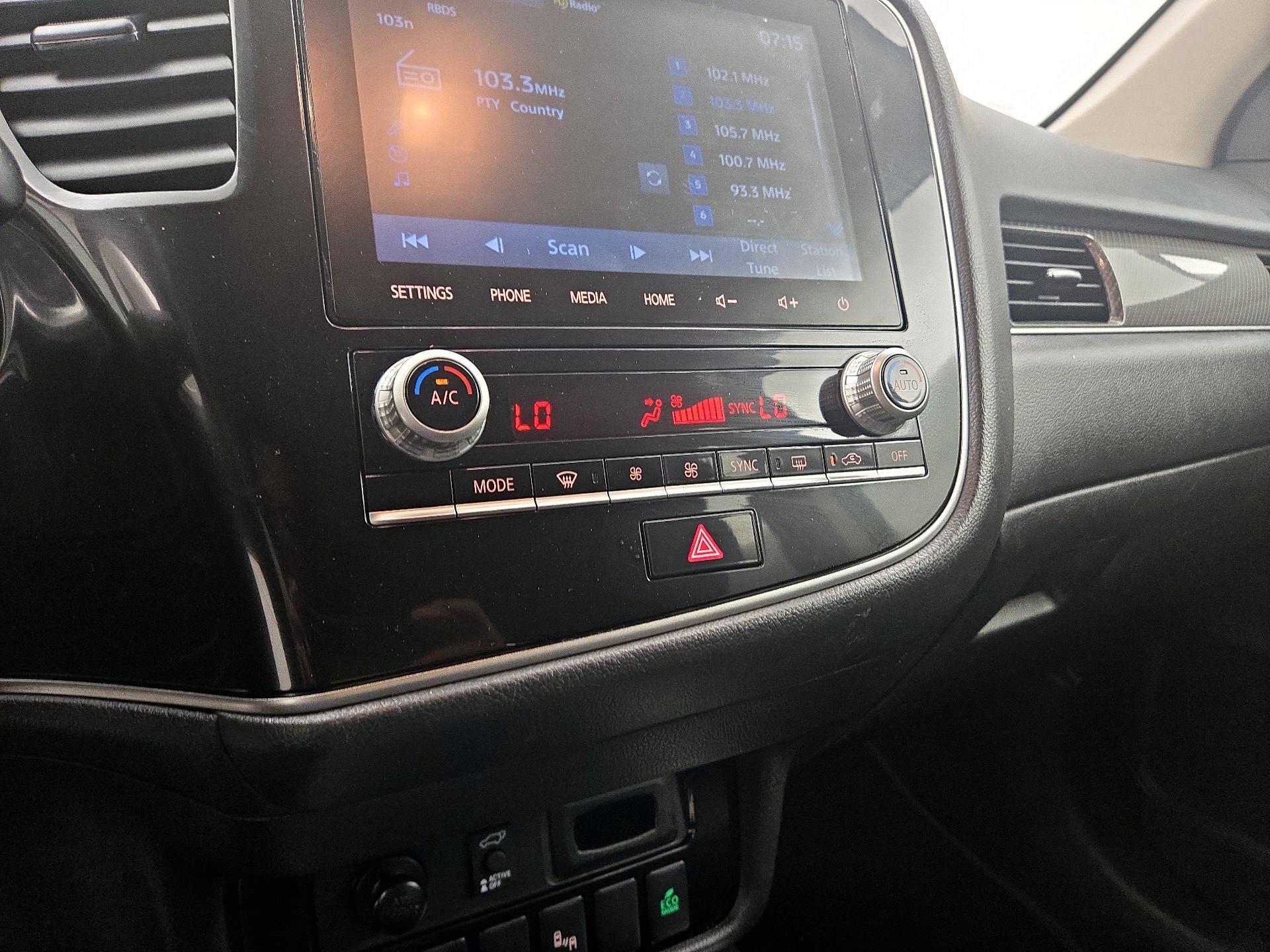 Thumbnail: 2020 Mitsubishi Outlander - 16