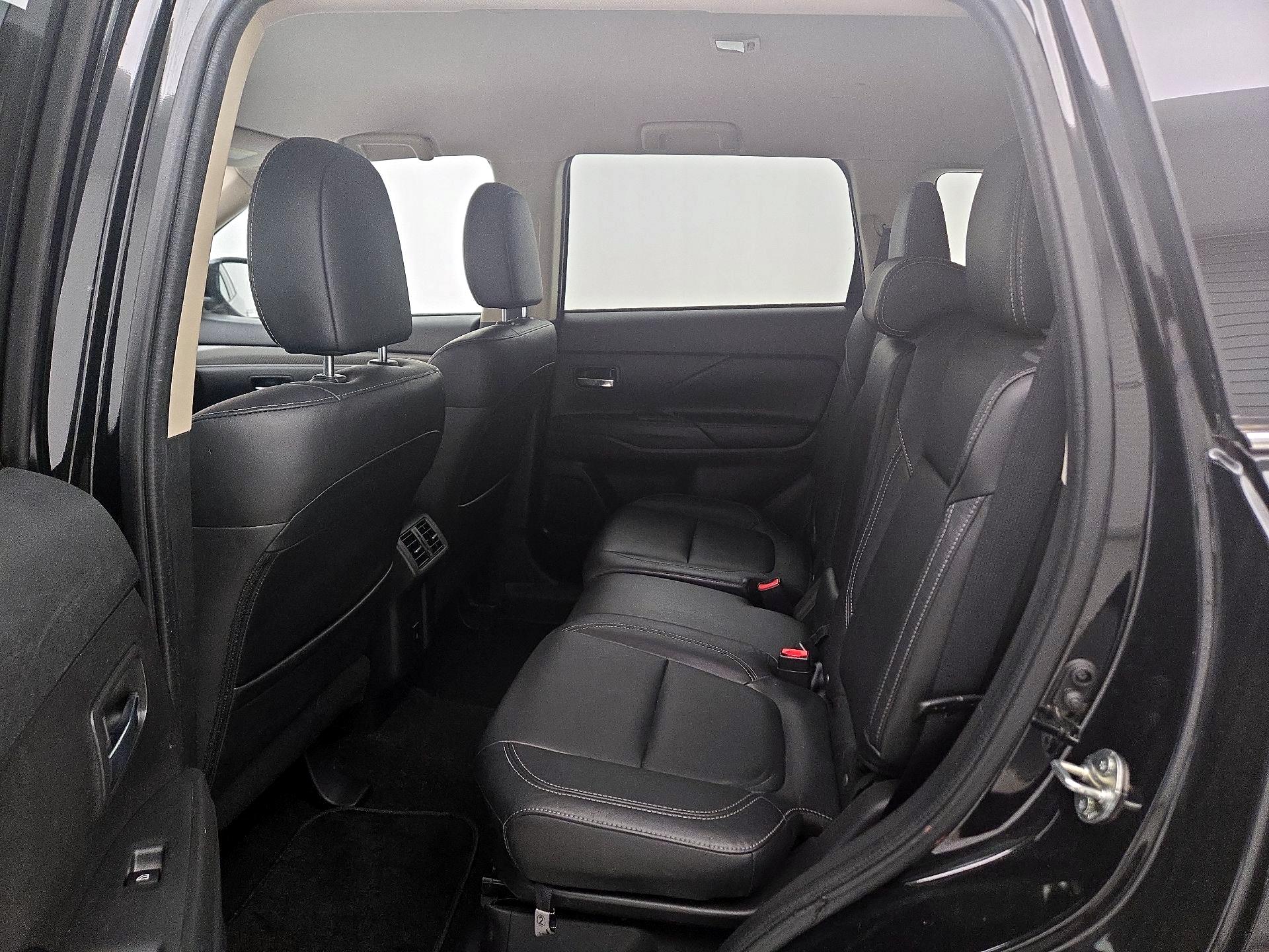 Thumbnail: 2020 Mitsubishi Outlander - 19