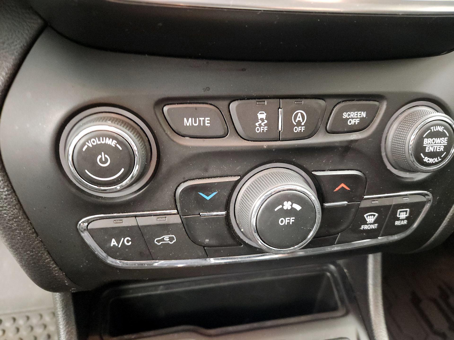 Thumbnail: 2020 Jeep Cherokee - 16