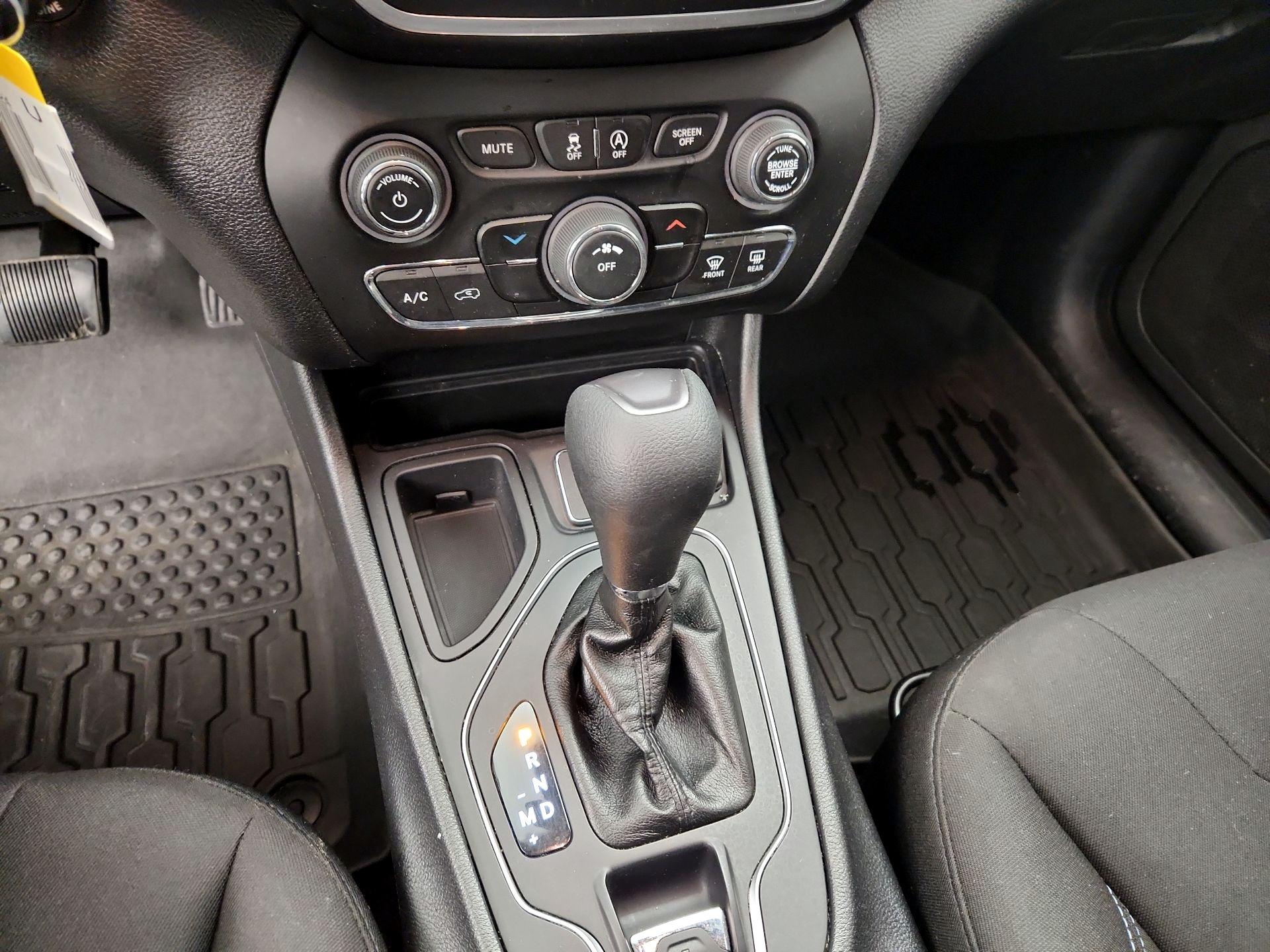 Thumbnail: 2020 Jeep Cherokee - 17