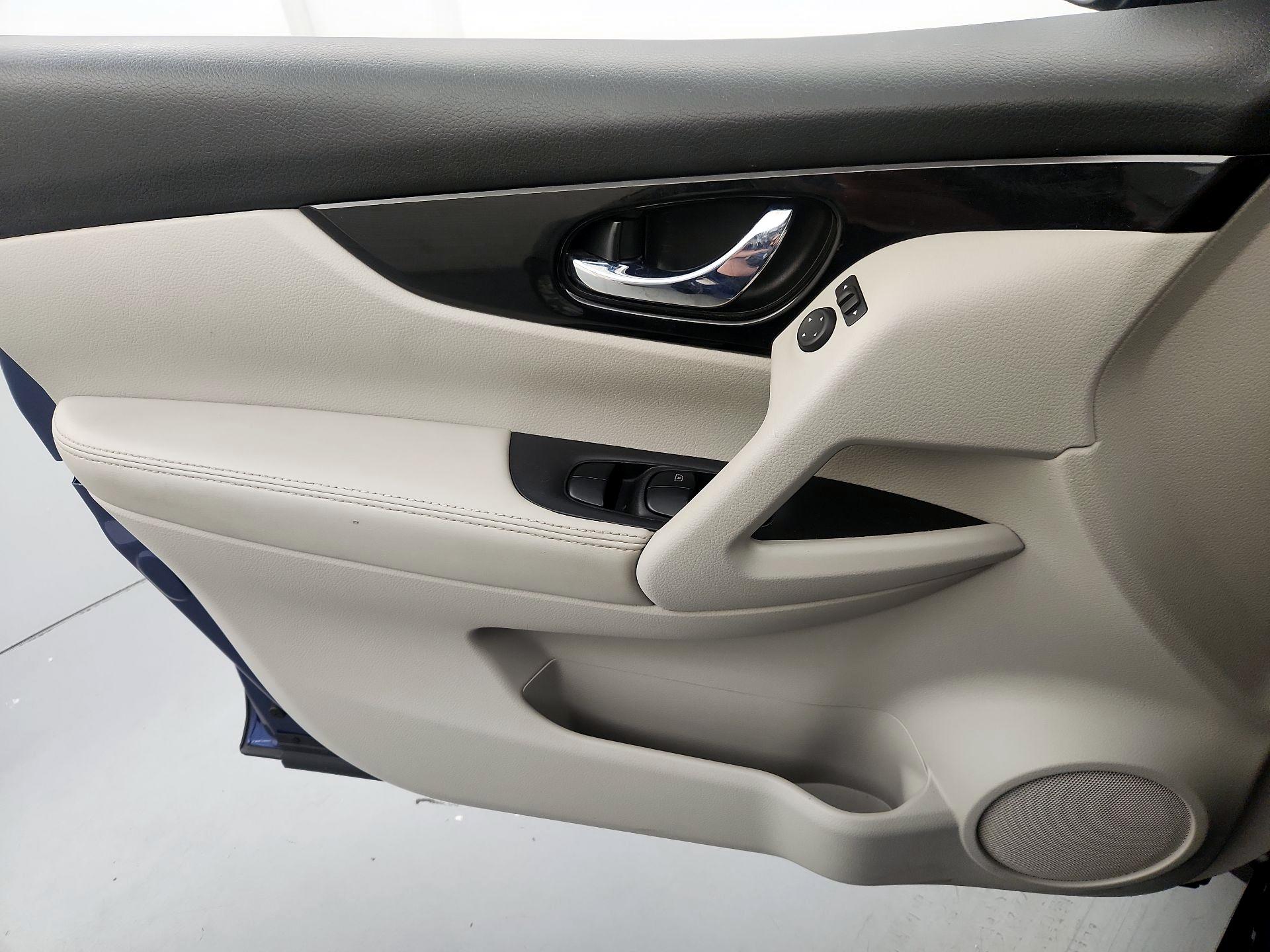 Thumbnail: 2020 Nissan Rogue Sport - 12