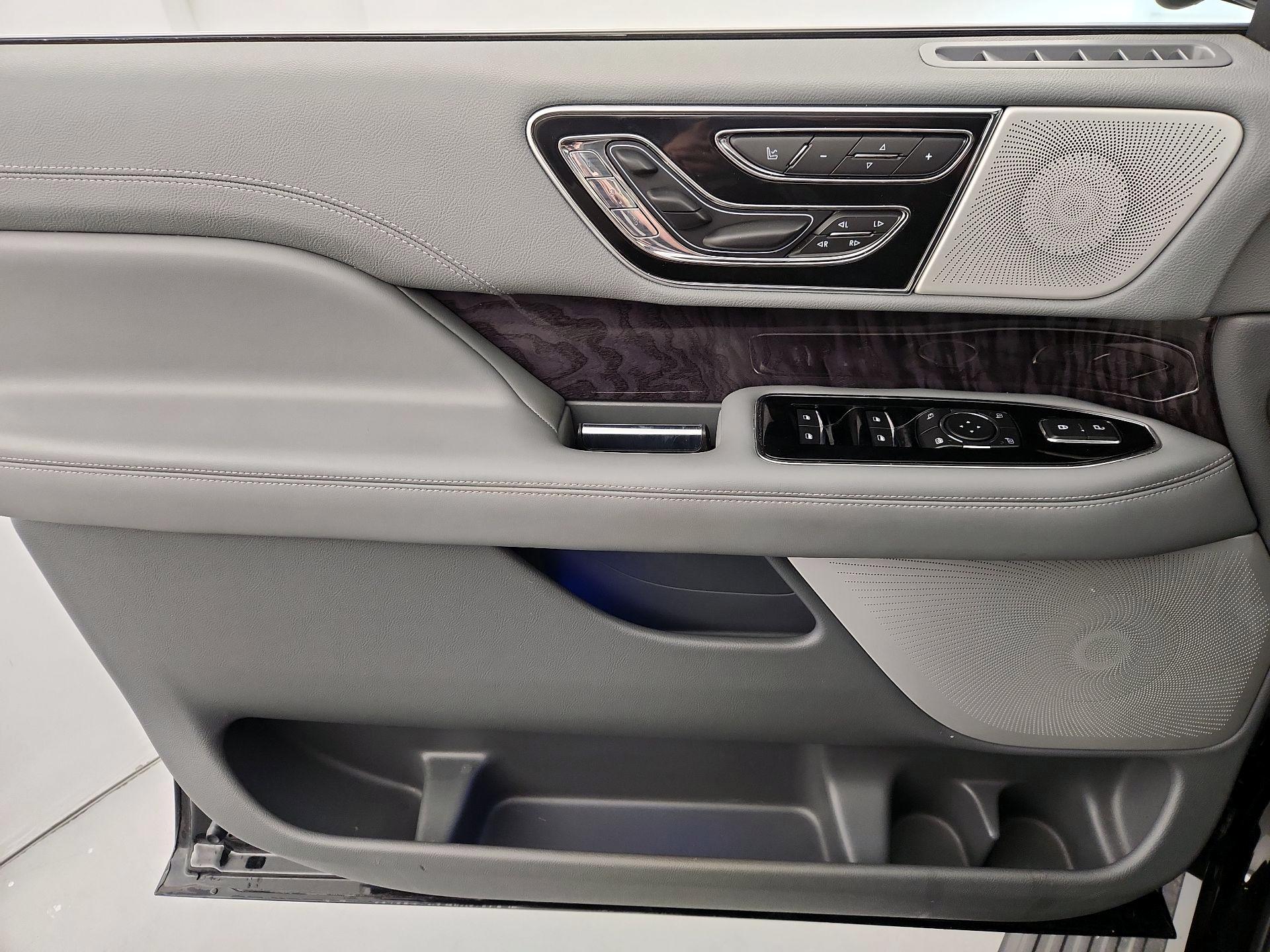 Thumbnail: 2021 Lincoln Navigator L - 12