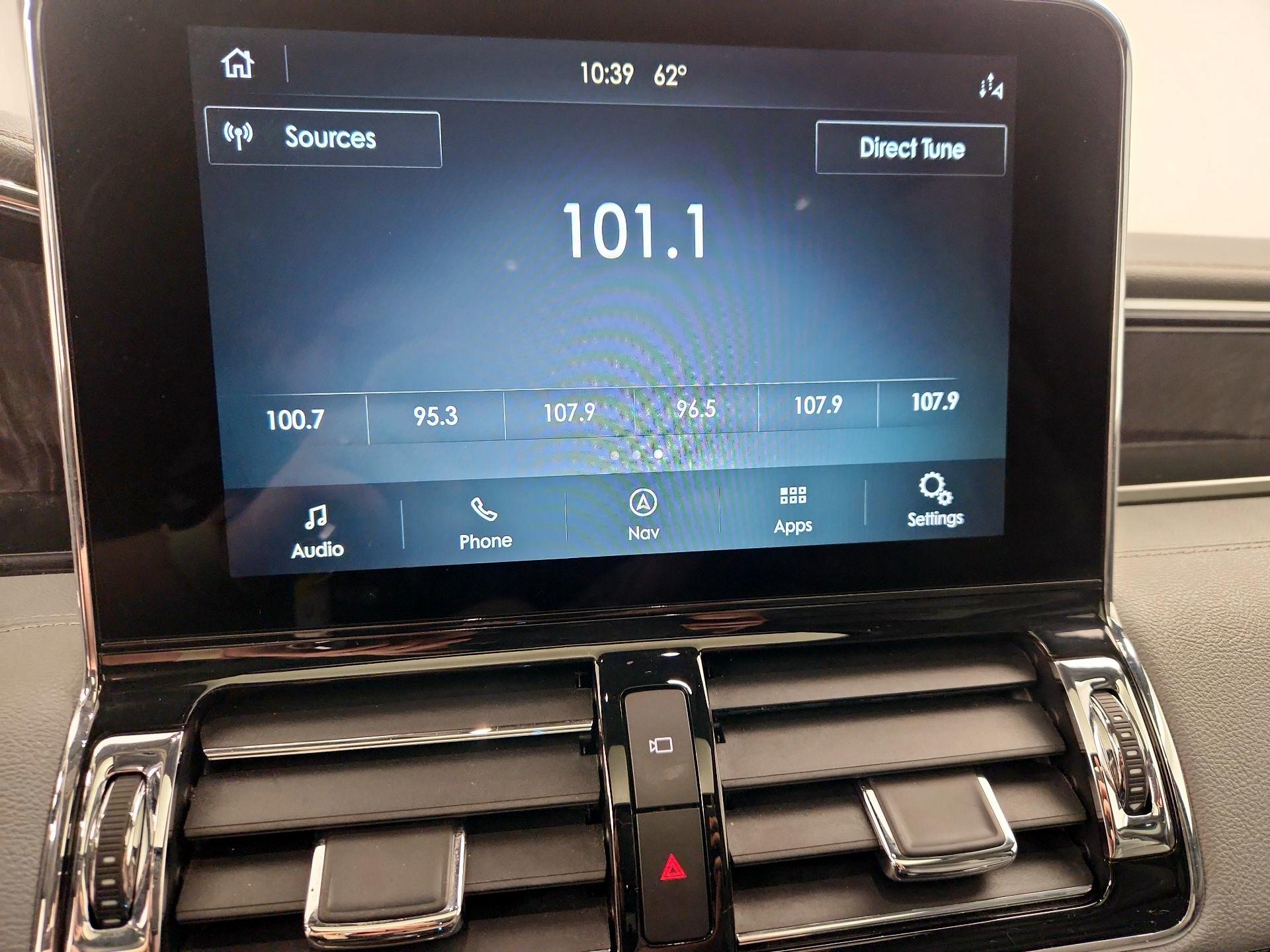 Thumbnail: 2021 Lincoln Navigator L - 16