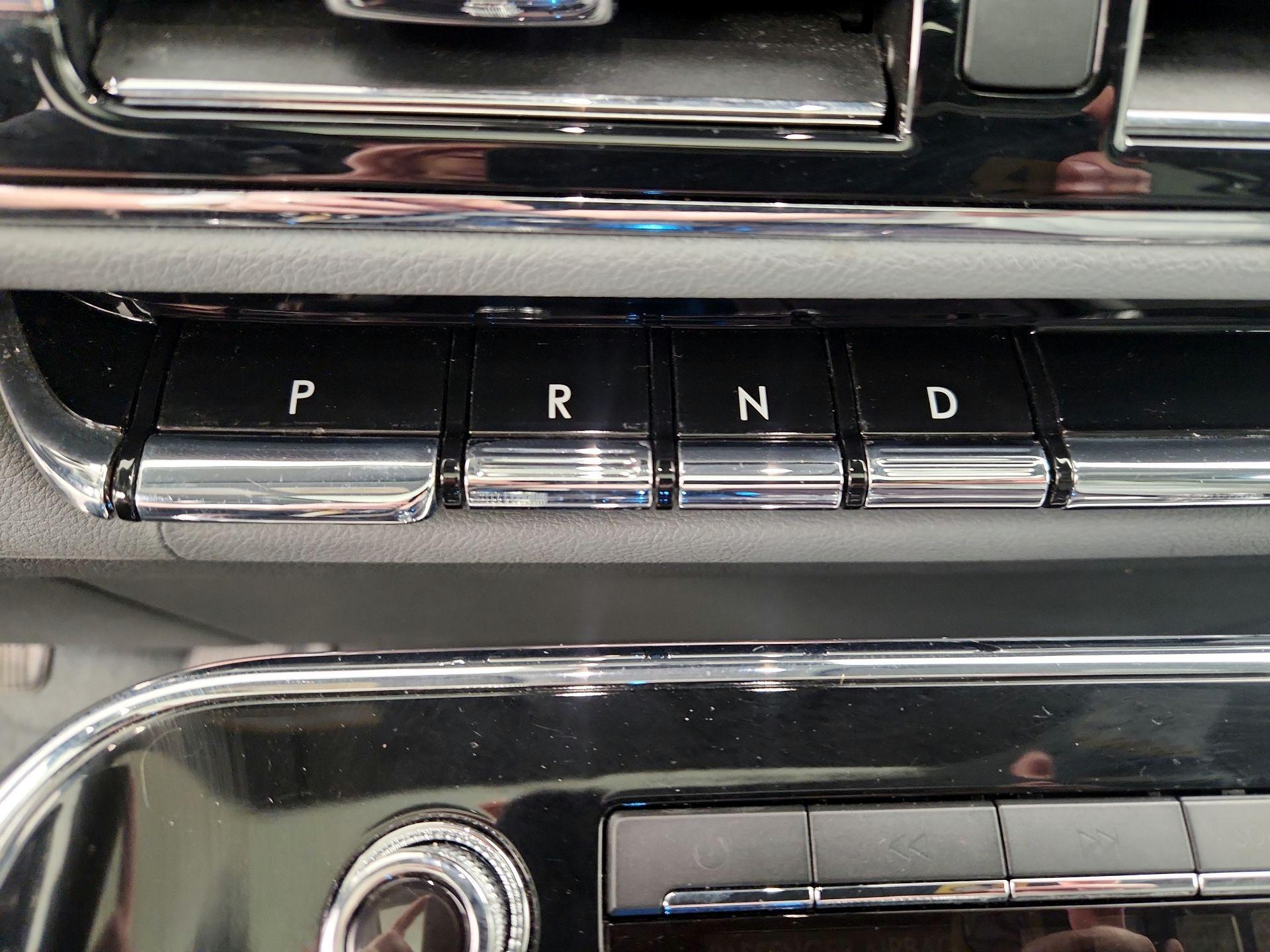 Thumbnail: 2021 Lincoln Navigator L - 18