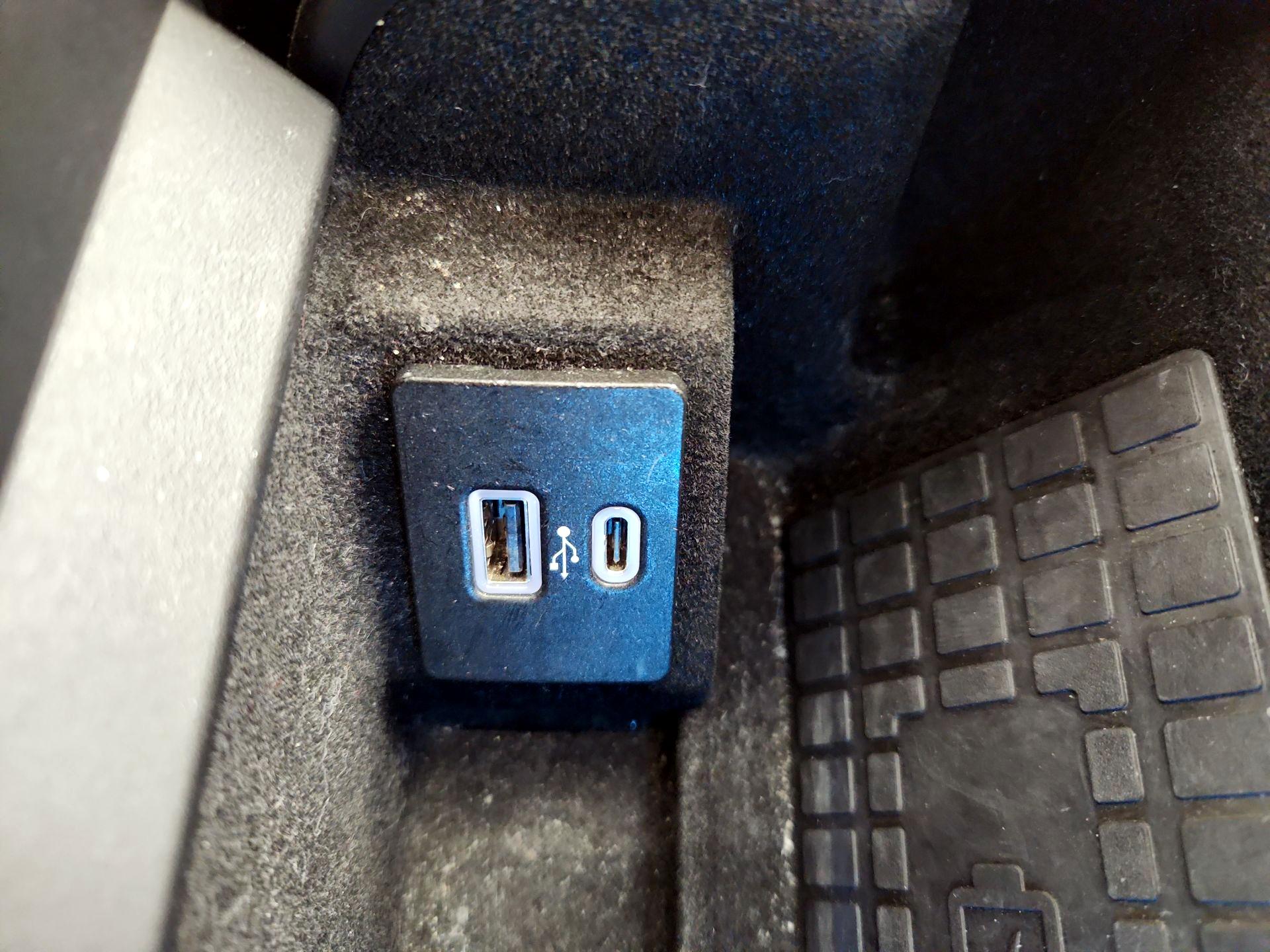 Thumbnail: 2021 Lincoln Navigator L - 19