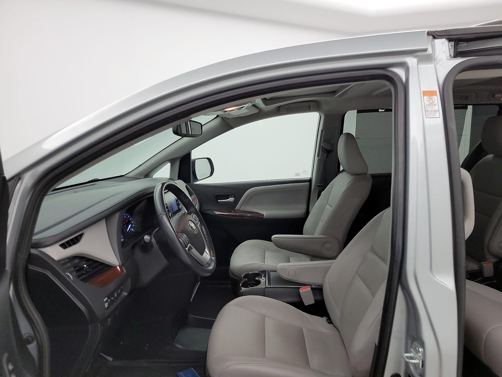 Thumbnail: 2020 Toyota Sienna - 11