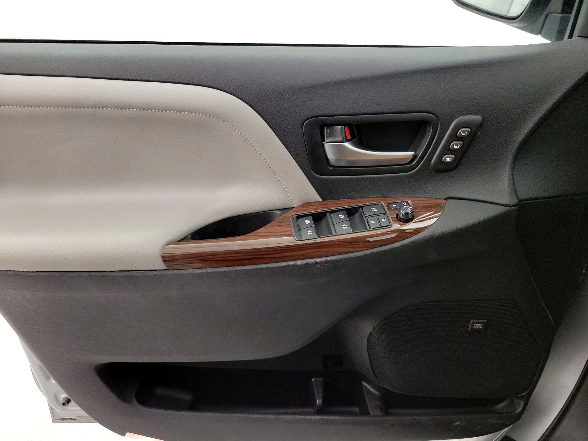 Thumbnail: 2020 Toyota Sienna - 12