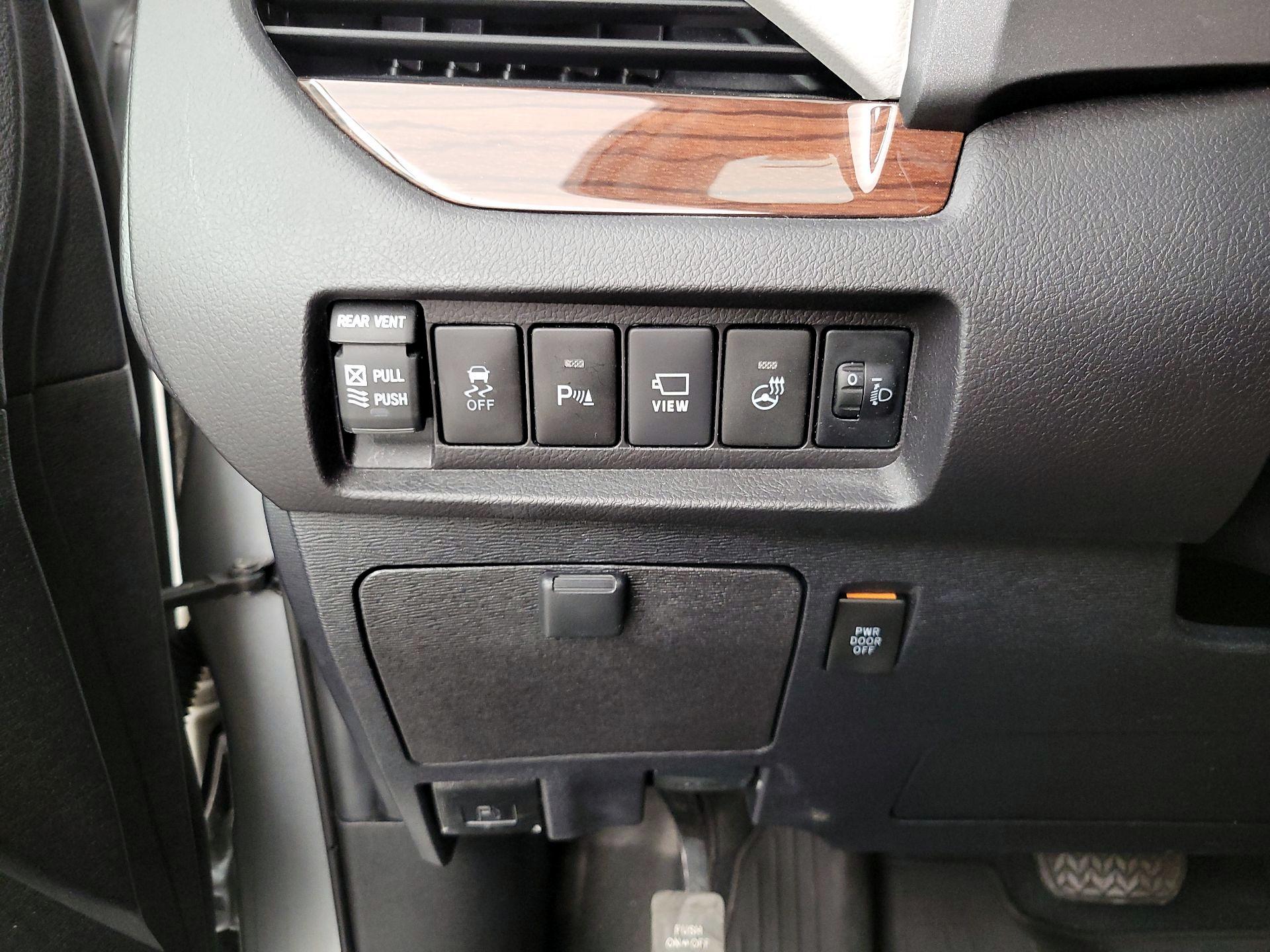 Thumbnail: 2020 Toyota Sienna - 13