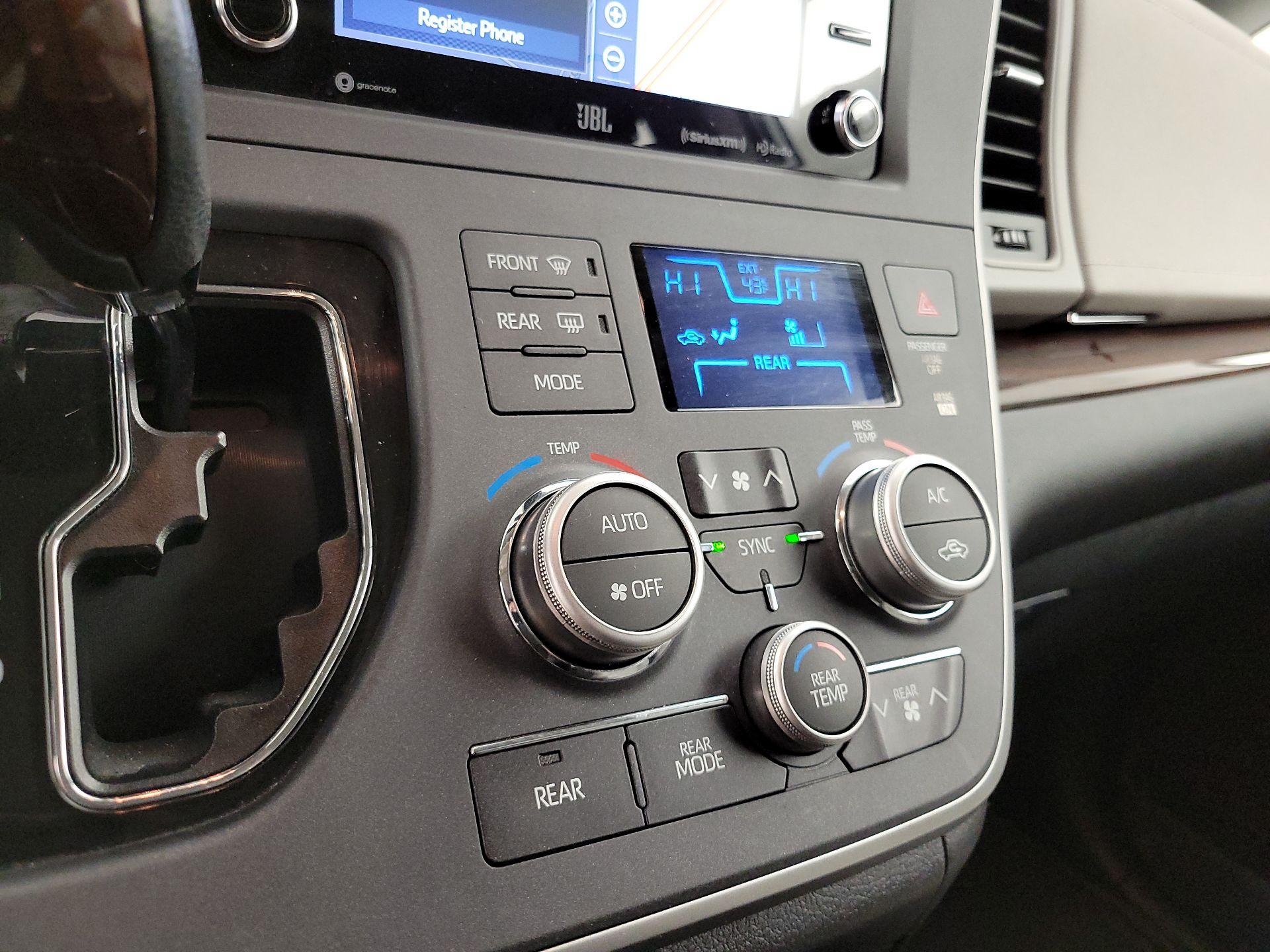 Thumbnail: 2020 Toyota Sienna - 17