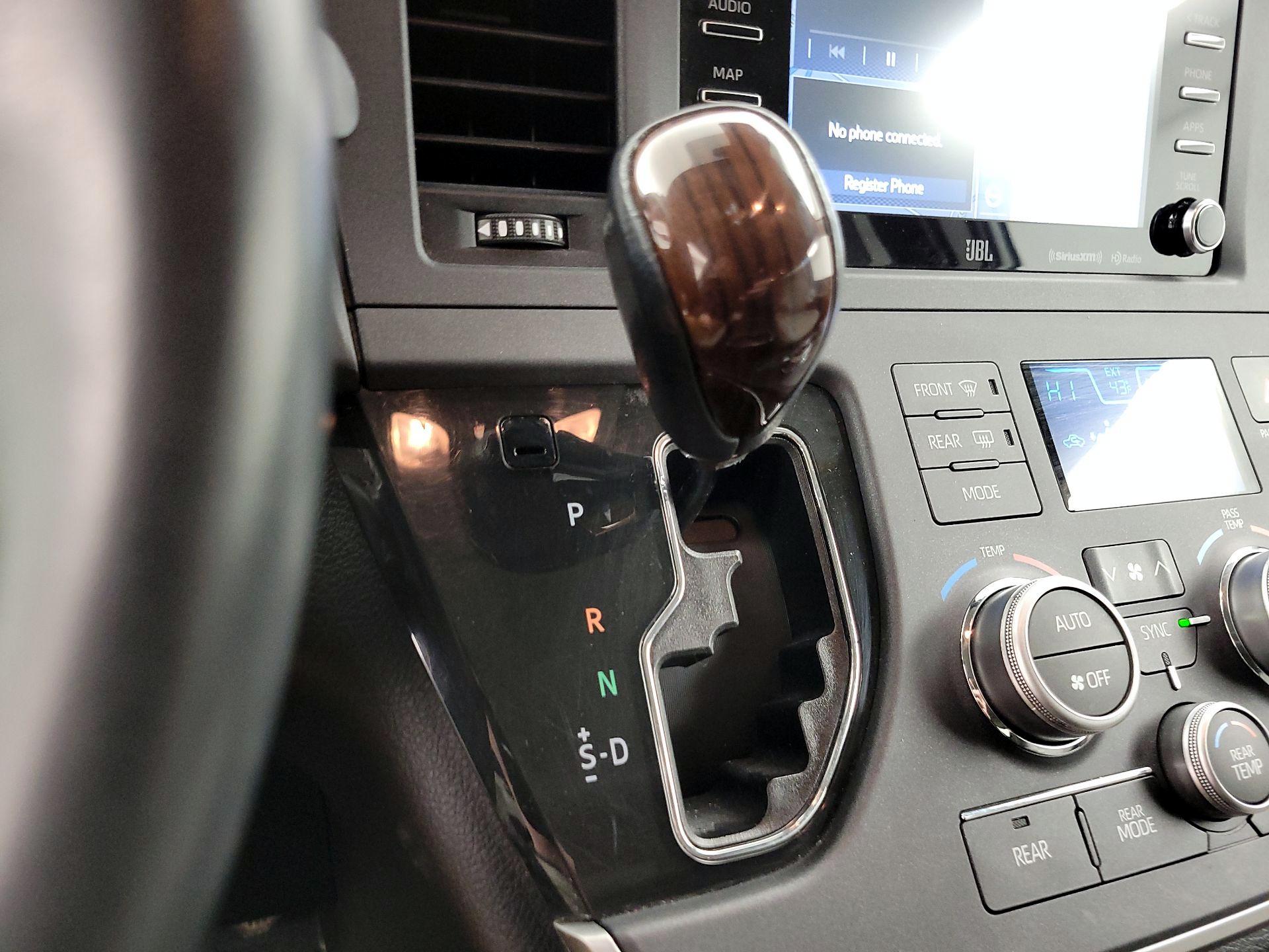 Thumbnail: 2020 Toyota Sienna - 18