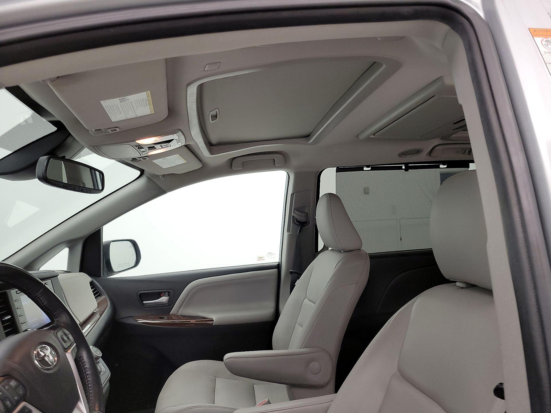 Thumbnail: 2020 Toyota Sienna - 20