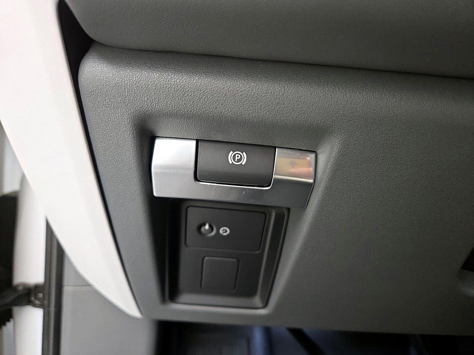 Thumbnail: 2023 Land Rover Defender - 13