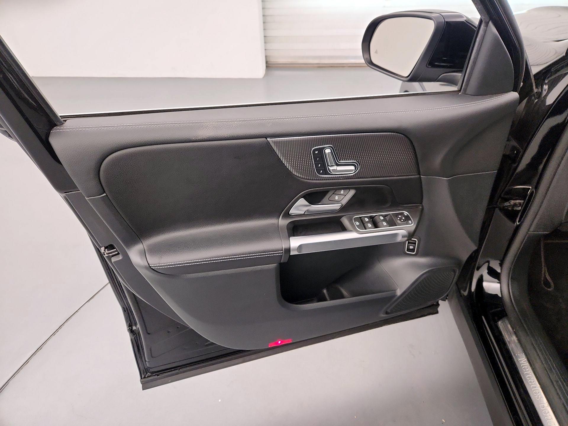 Thumbnail: 2023 Mercedes-Benz GLB - 12