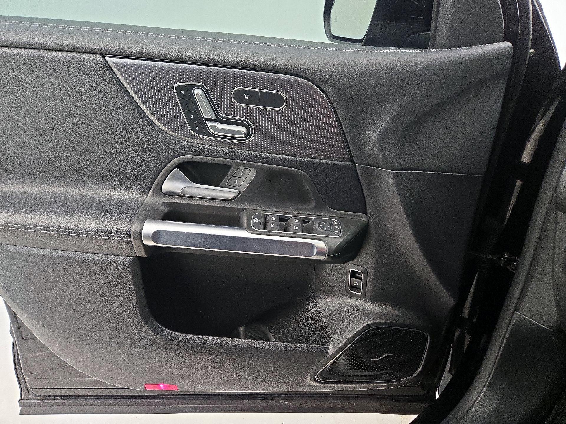 Thumbnail: 2021 Mercedes-Benz GLB - 12