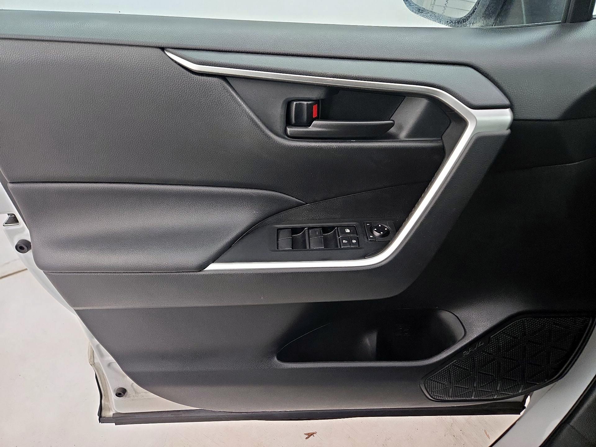 Thumbnail: 2020 Toyota RAV4 - 12