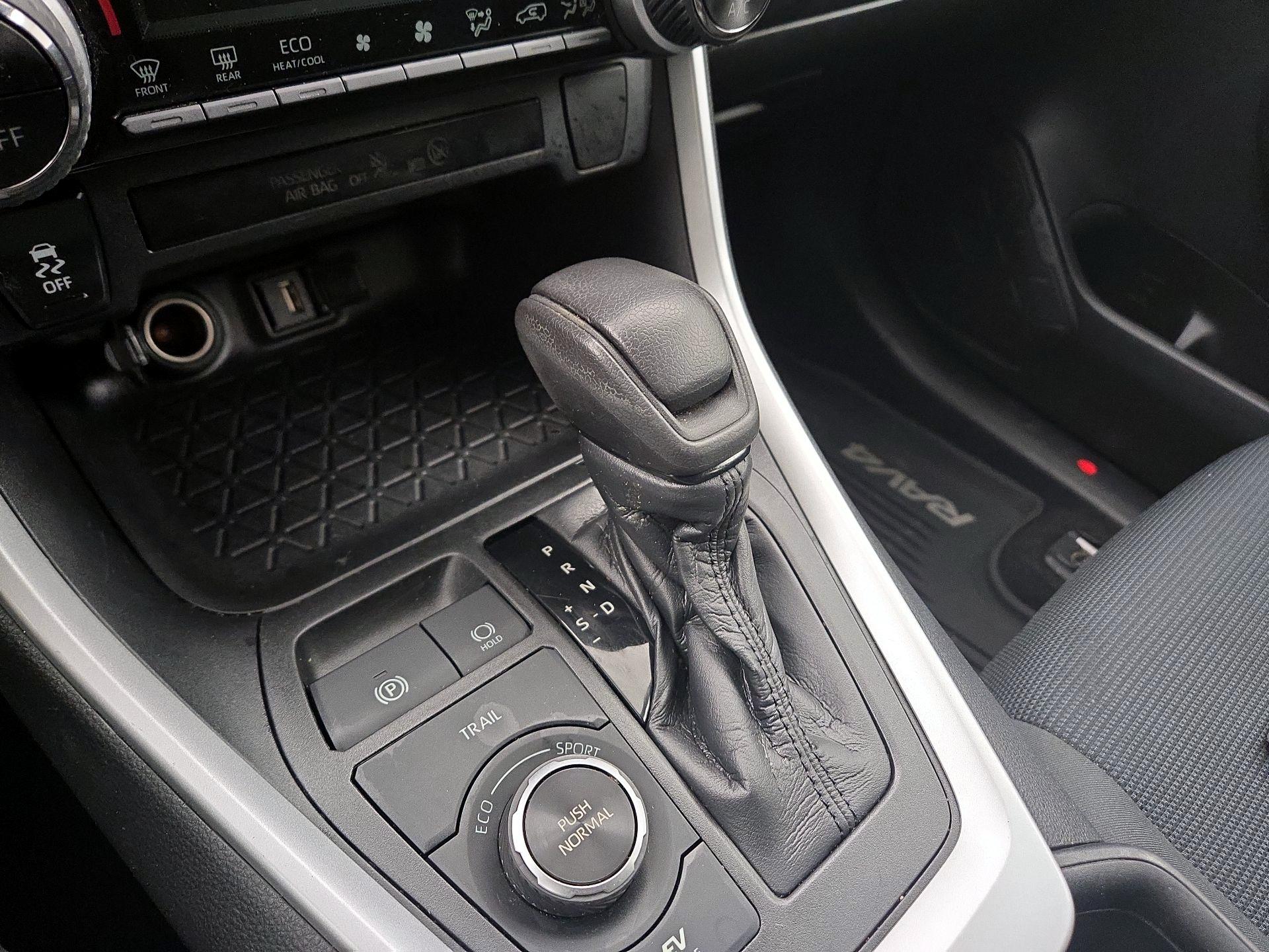 Thumbnail: 2020 Toyota RAV4 - 17