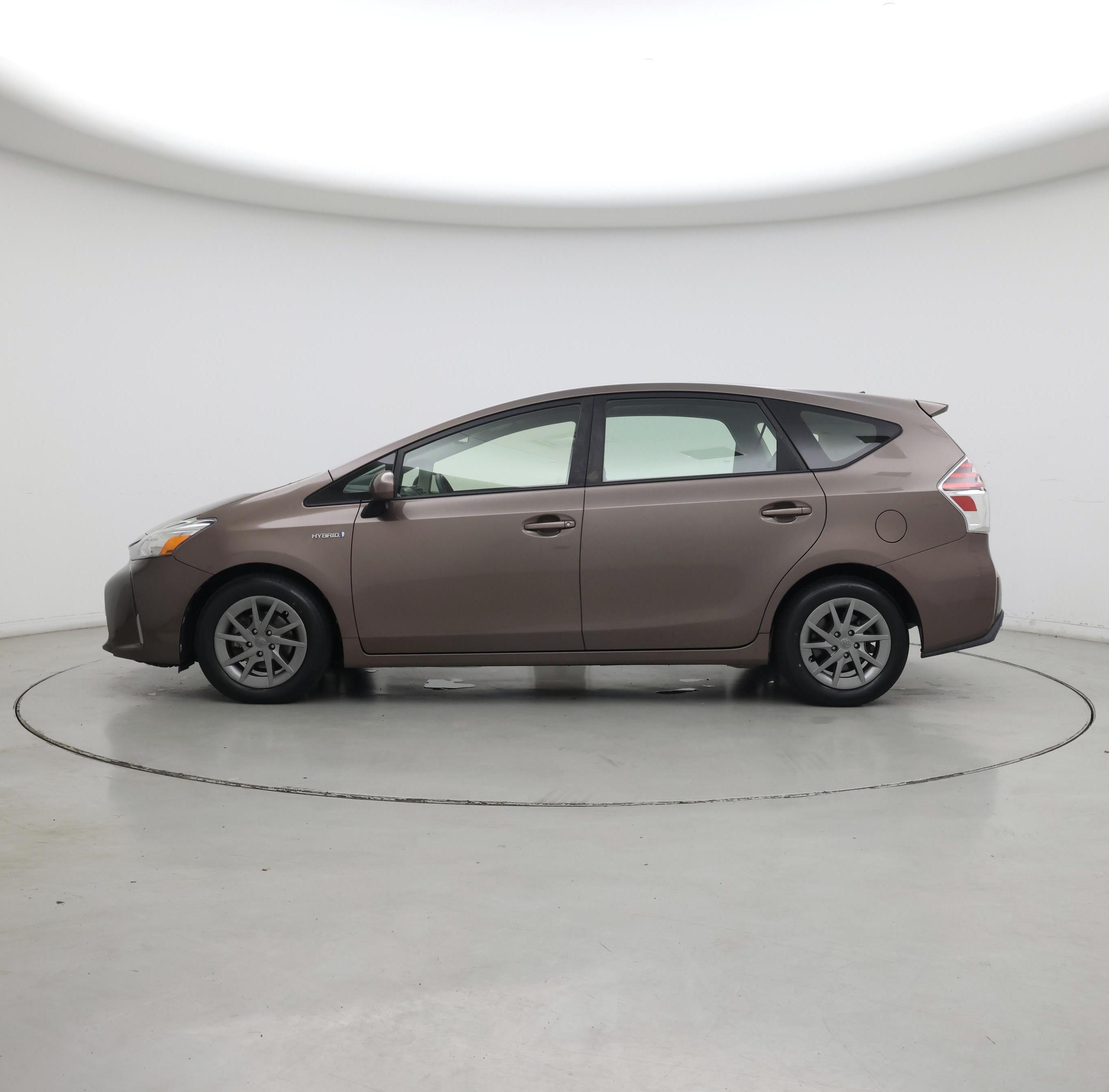 Thumbnail: 2016 Toyota Prius v - 3