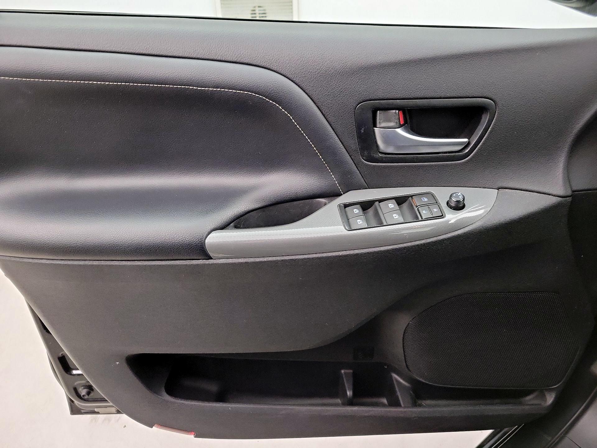 Thumbnail: 2015 Toyota Sienna - 12