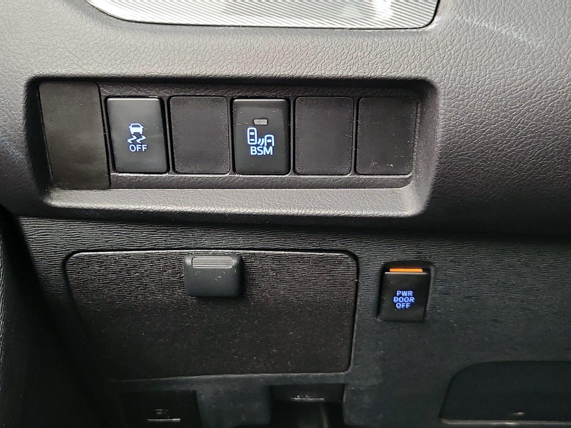 Thumbnail: 2015 Toyota Sienna - 13