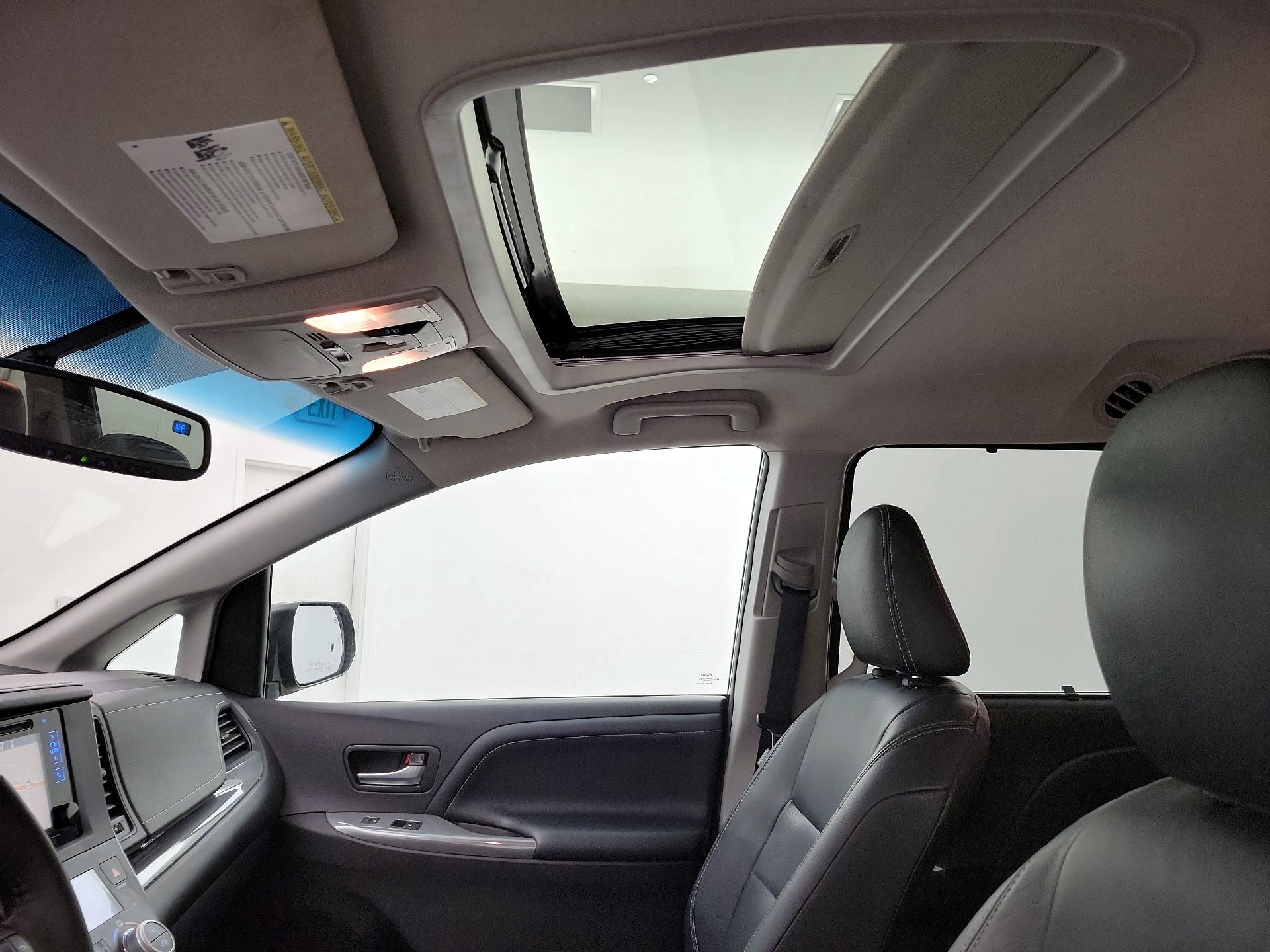 Thumbnail: 2015 Toyota Sienna - 20