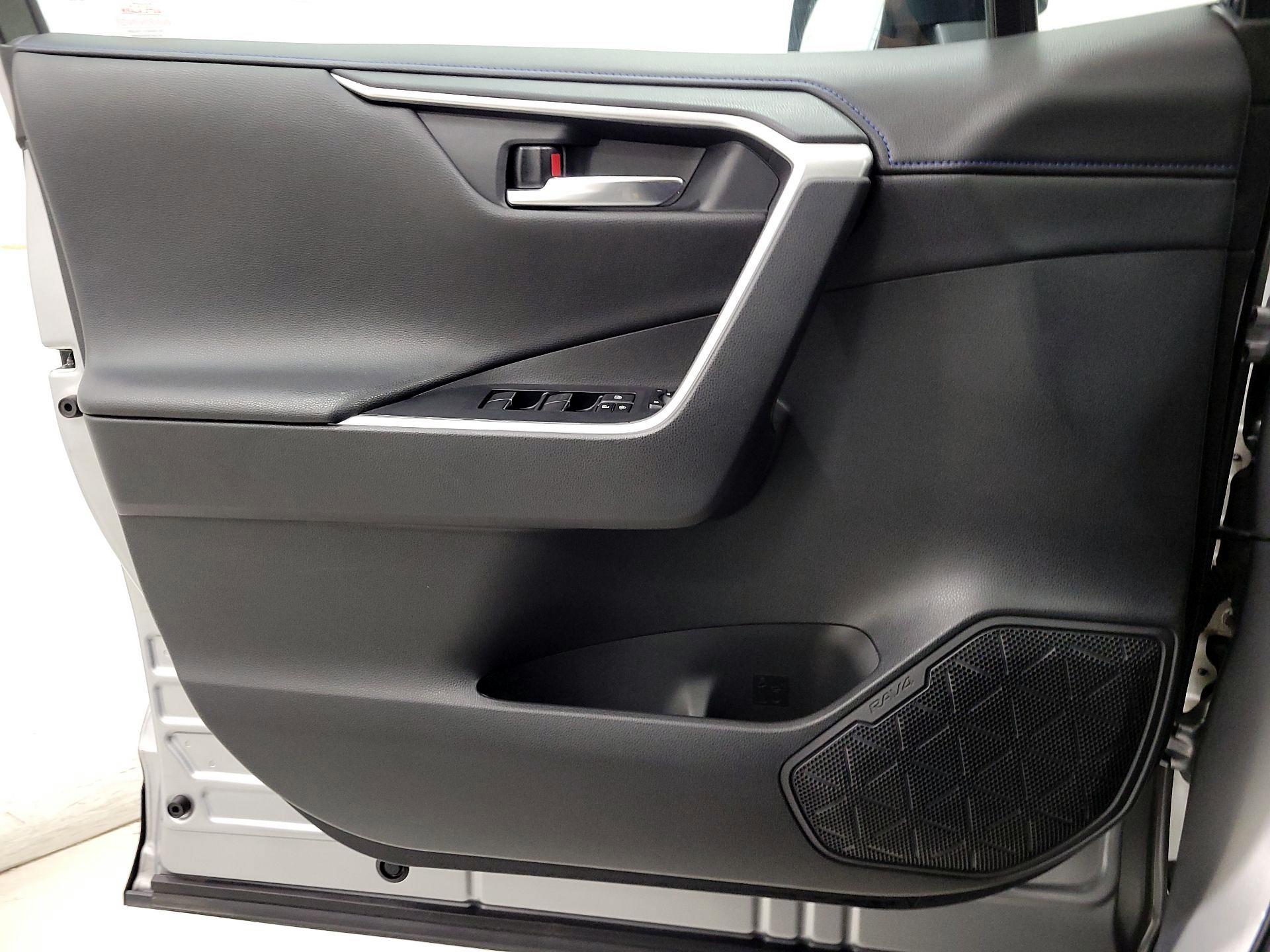 Thumbnail: 2020 Toyota RAV4 - 12