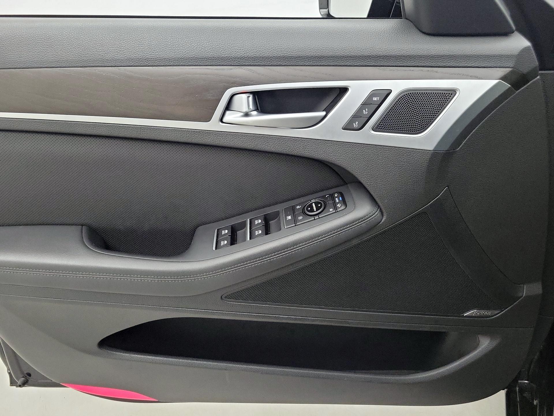 Thumbnail: 2017 Genesis G80 - 12