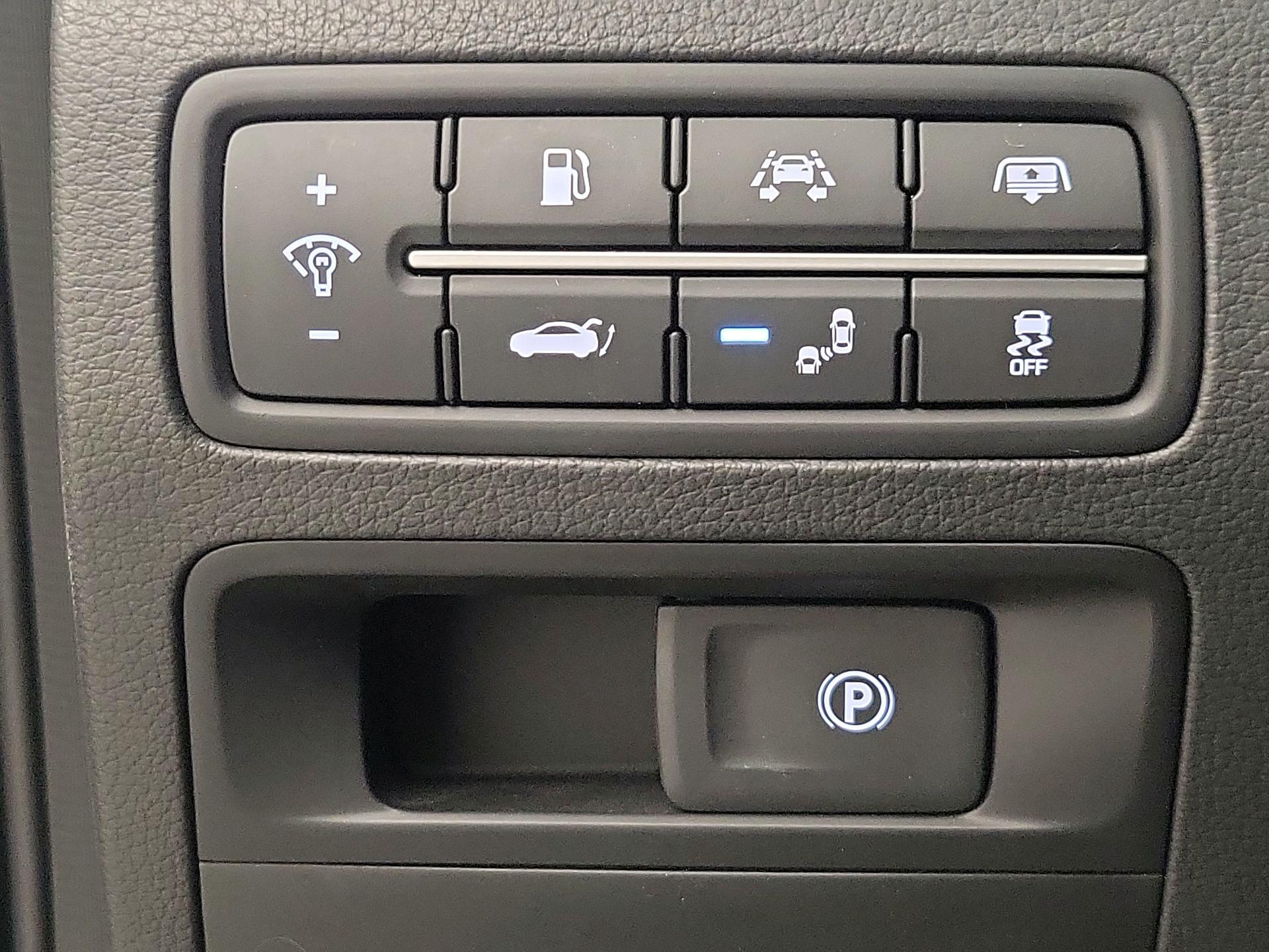 Thumbnail: 2017 Genesis G80 - 13