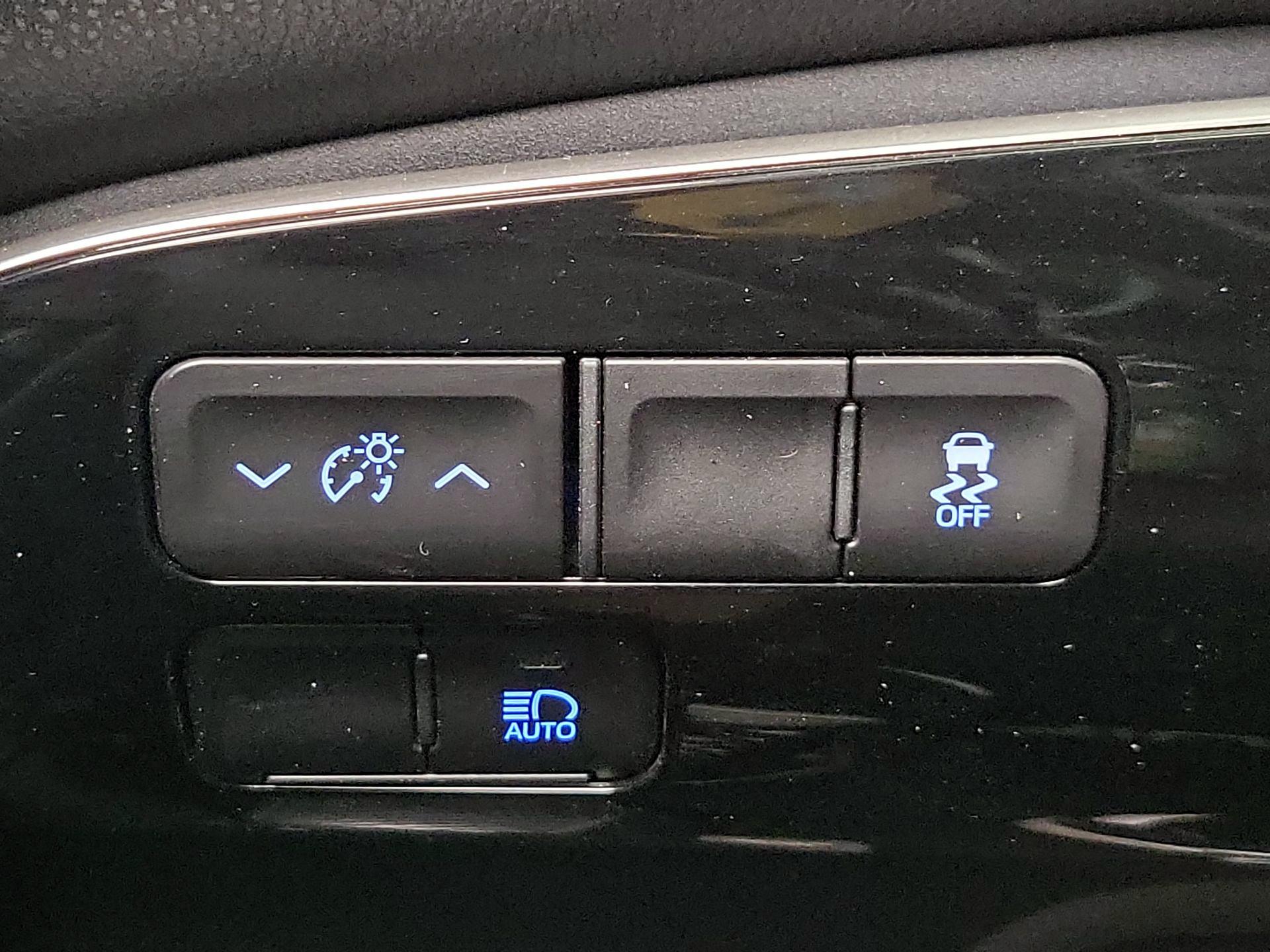 Thumbnail: 2019 Toyota Prius - 13