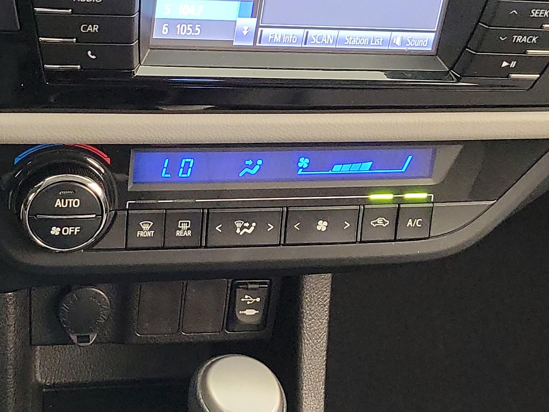 Thumbnail: 2015 Toyota Corolla - 16