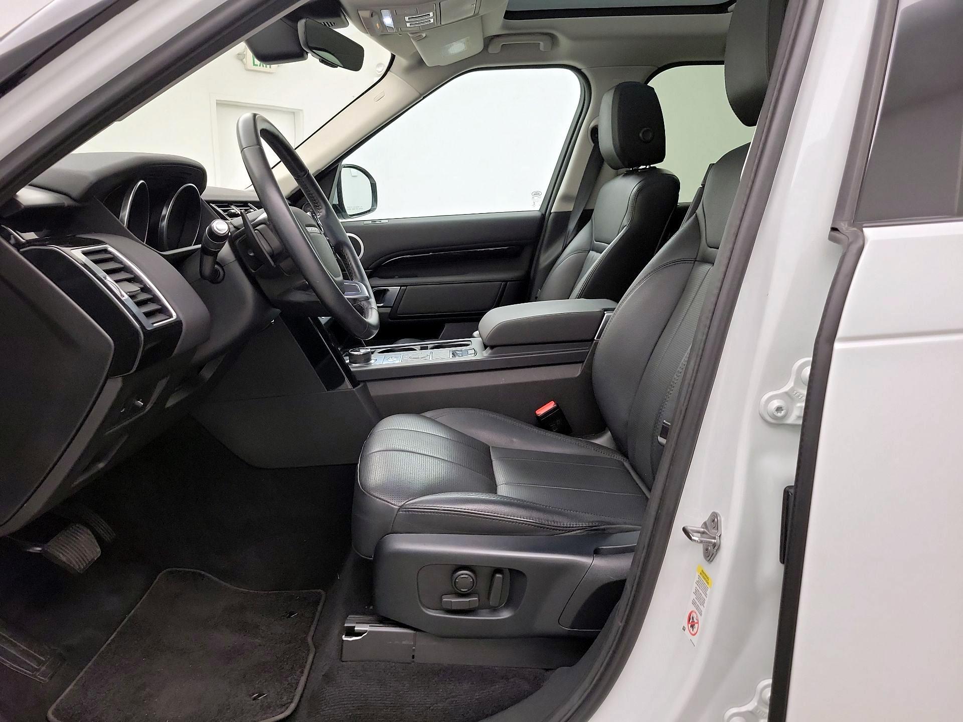 Thumbnail: 2019 Land Rover Discovery - 11