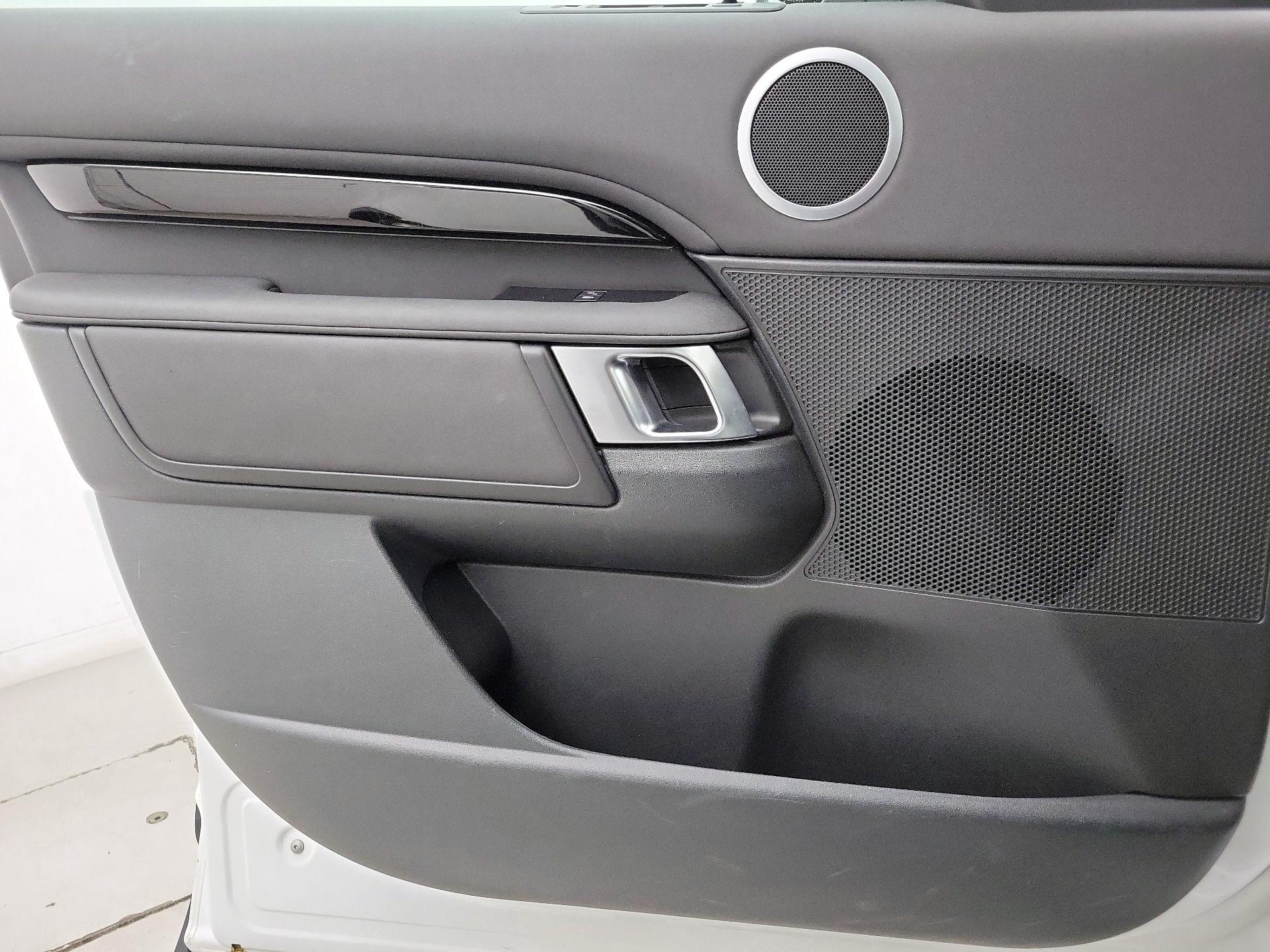 Thumbnail: 2019 Land Rover Discovery - 12