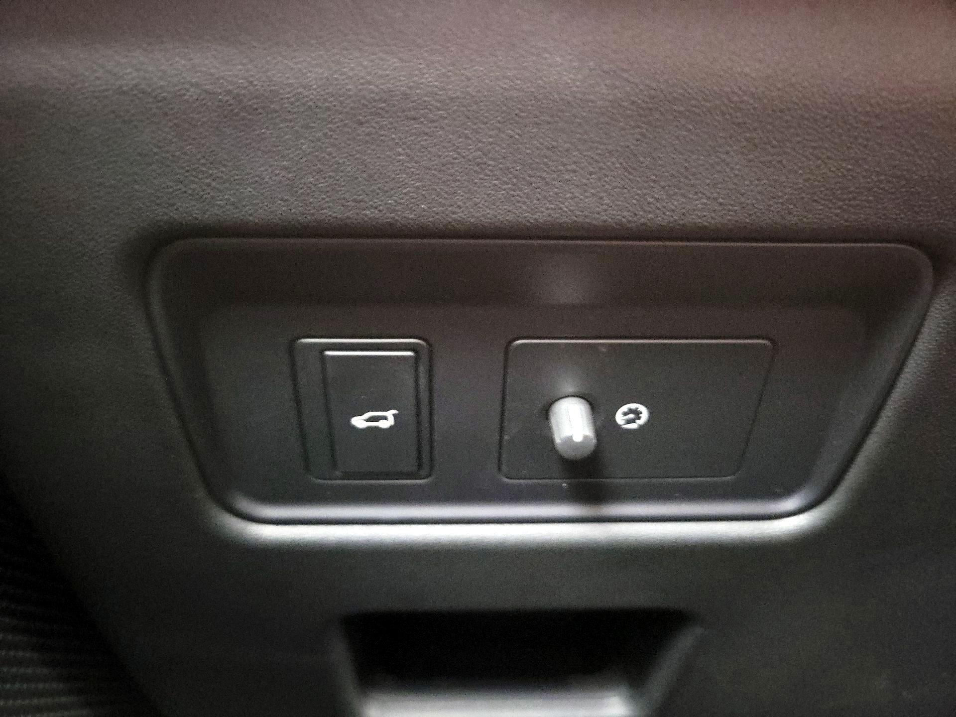 Thumbnail: 2019 Land Rover Discovery - 13