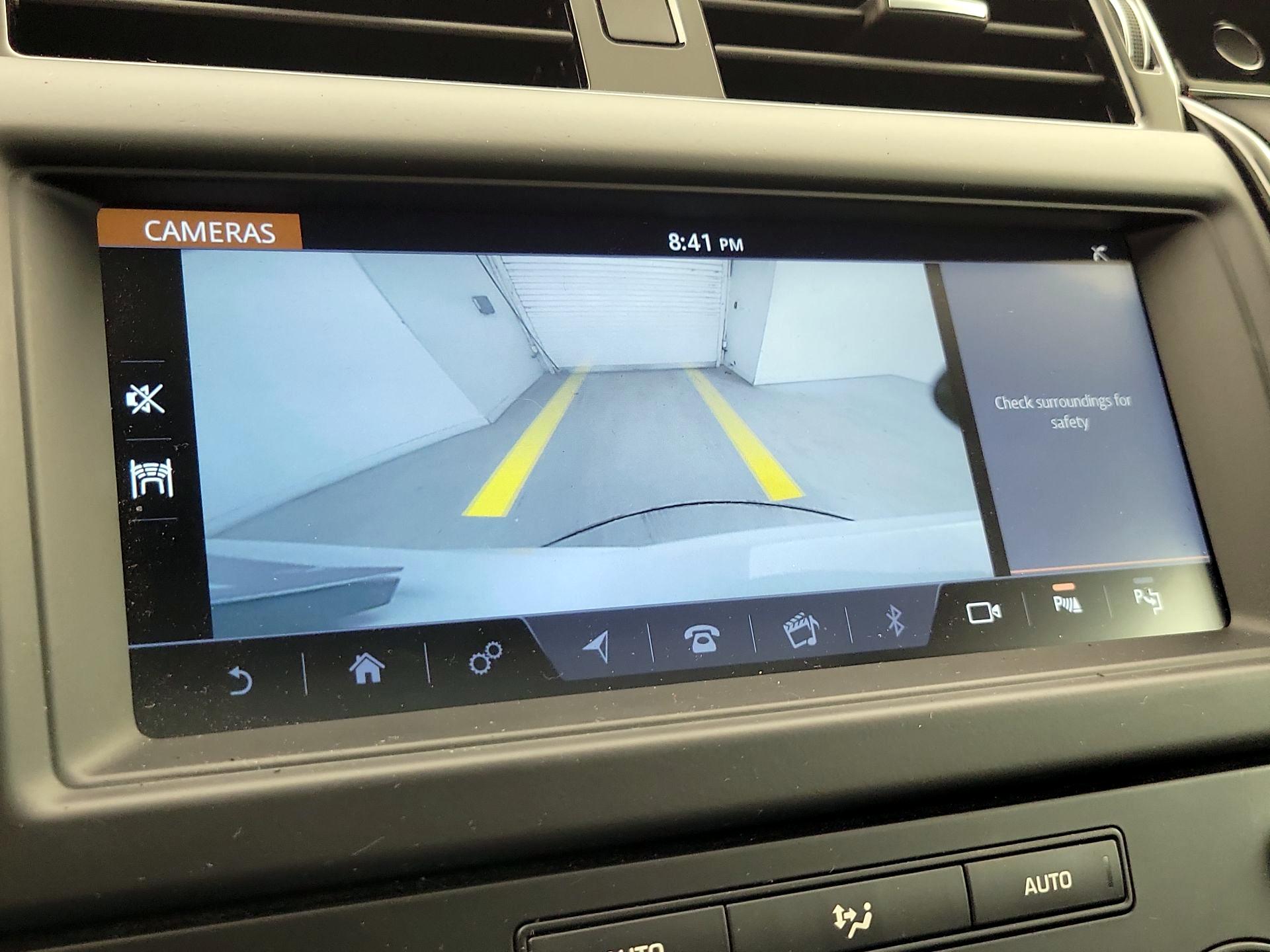 Thumbnail: 2019 Land Rover Discovery - 15