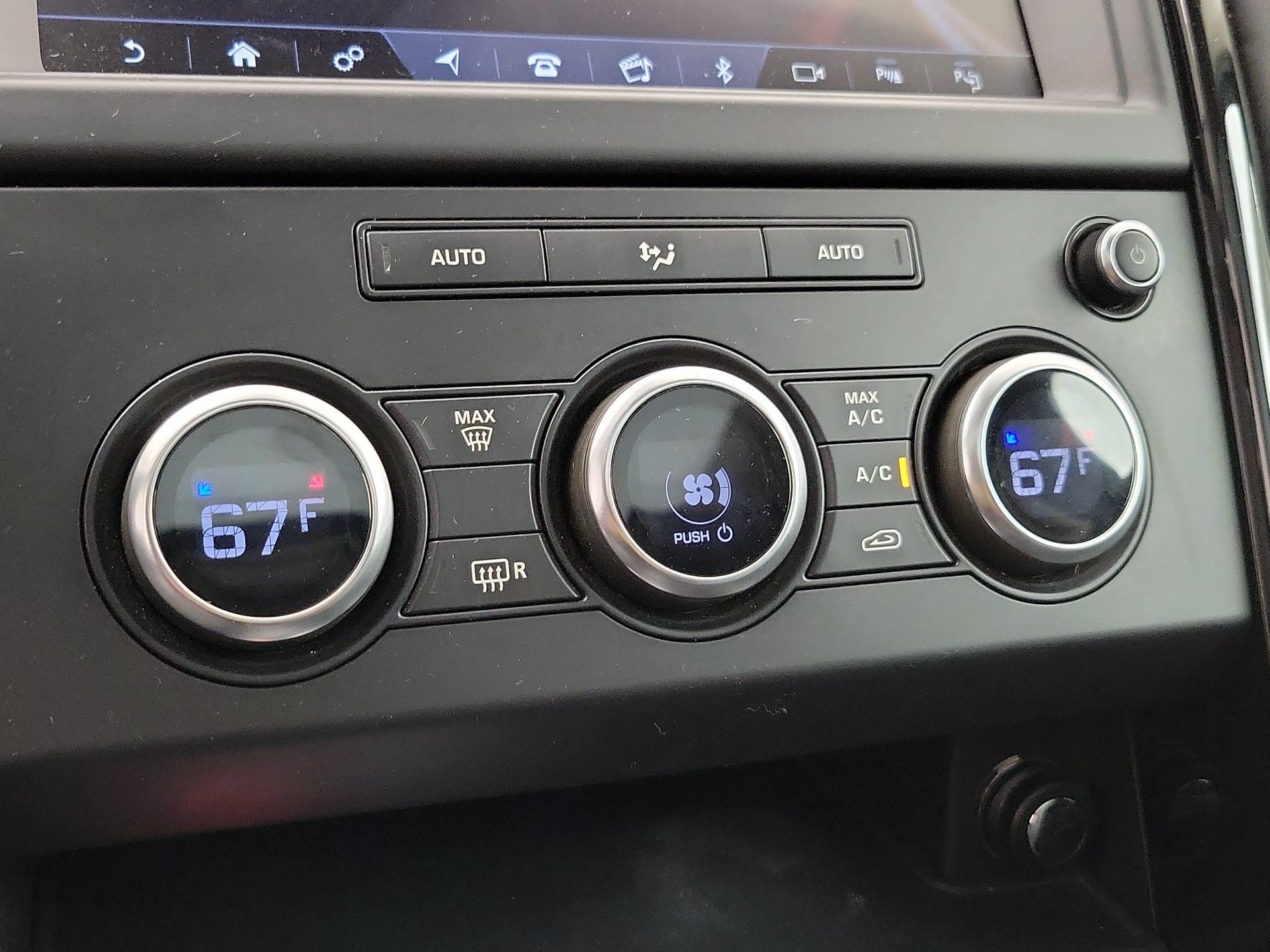 Thumbnail: 2019 Land Rover Discovery - 17