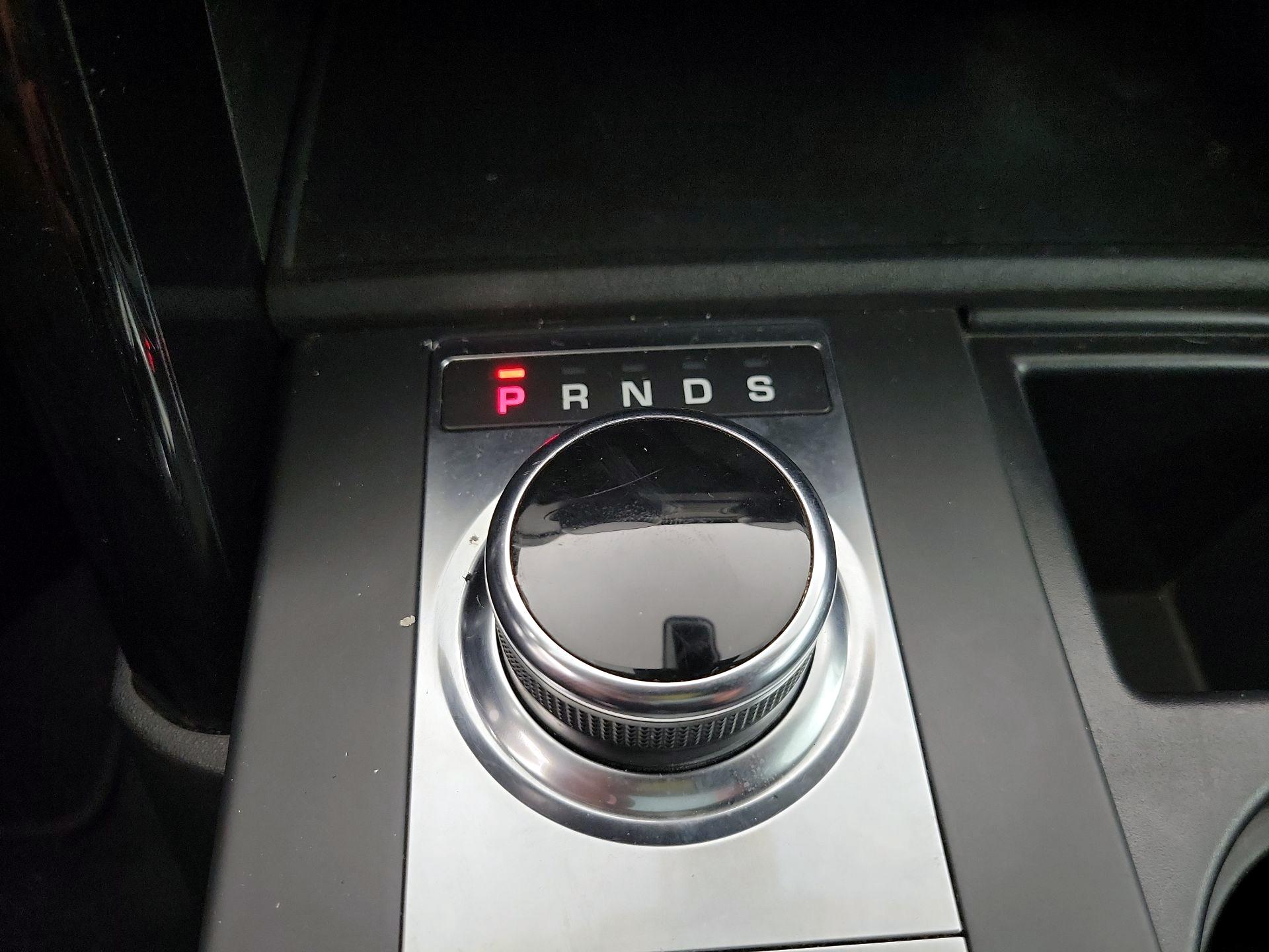 Thumbnail: 2019 Land Rover Discovery - 18